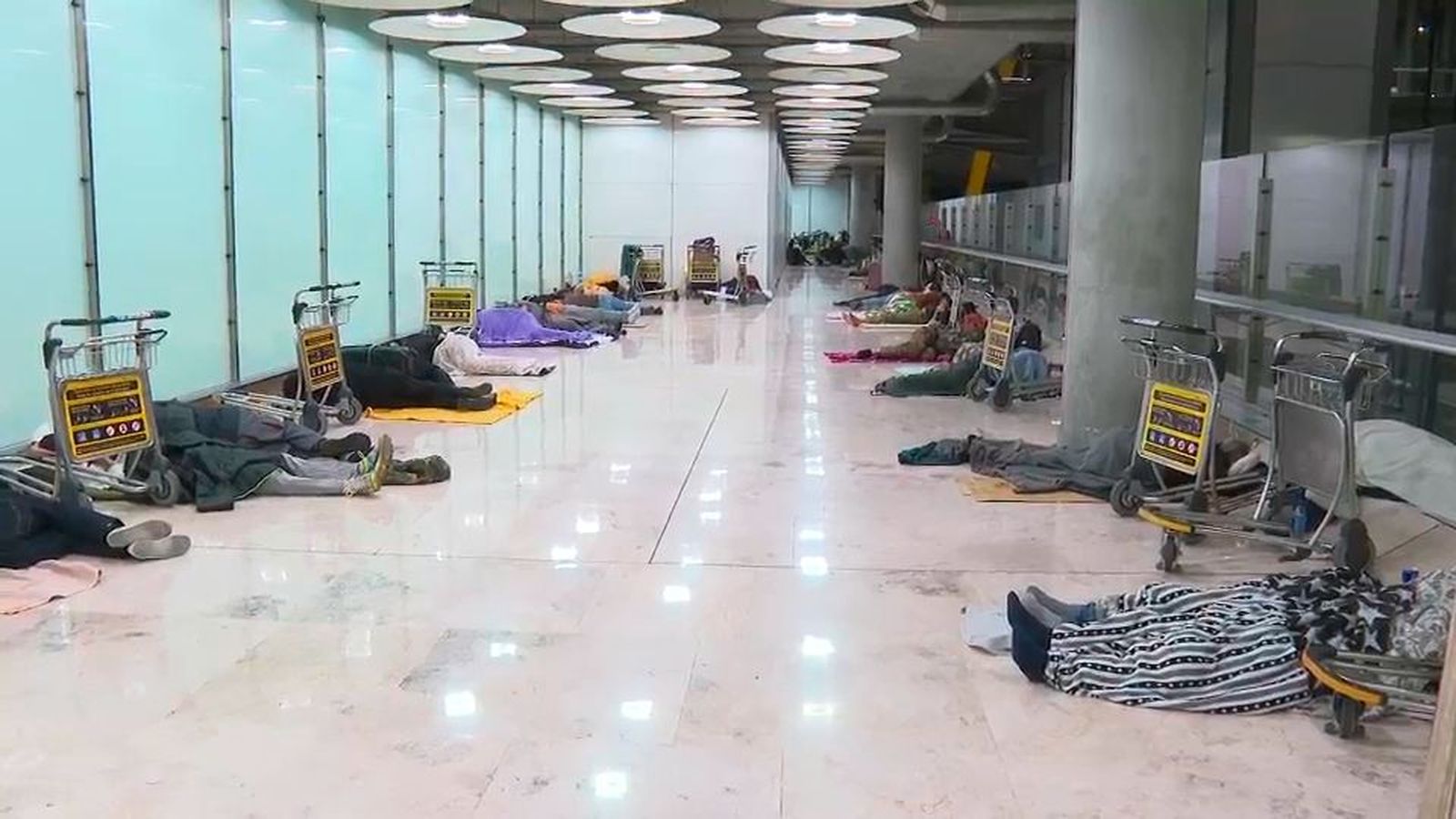 La otra cara de Barajas, convertido en un alberge improvisado para 400 sin techo