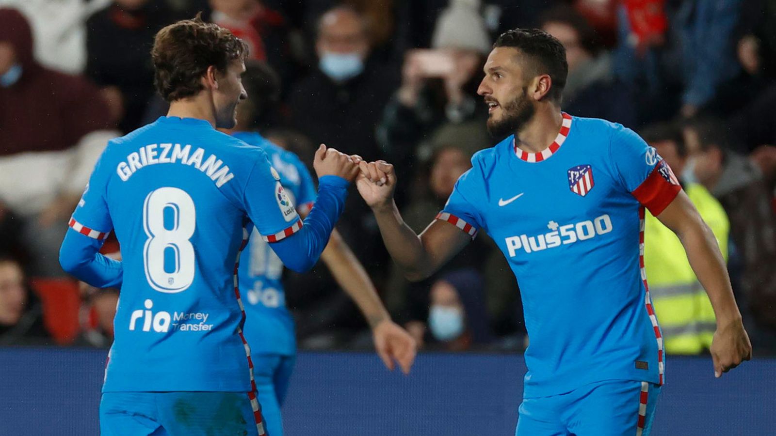 El centrocampista del Atlético de Madrid Koke Resurrección (d) celebra con Antoine Griezmann tras marcar ante el Rayo Vallecano