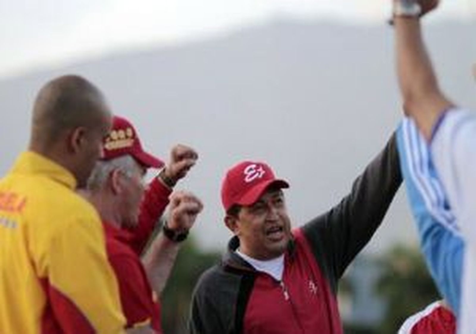 Chávez llama a la "unidad del país" tras entrenarse con sus colaboradores