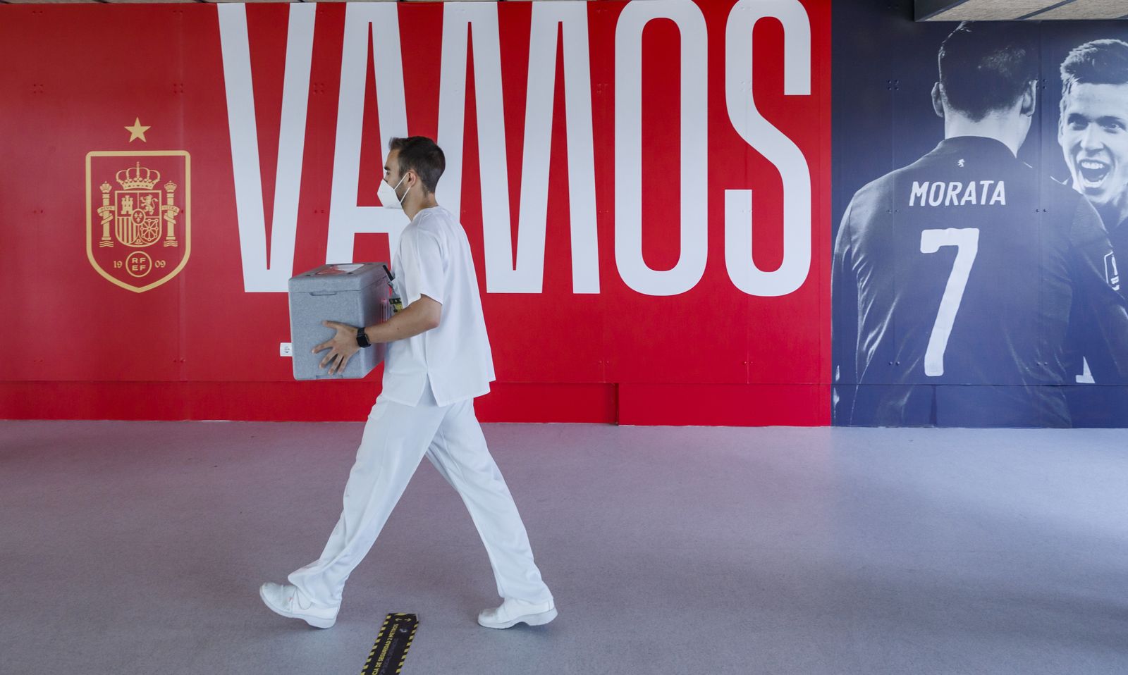 Y tras la polémica... Los jugadores de la Selección española reciben su vacuna