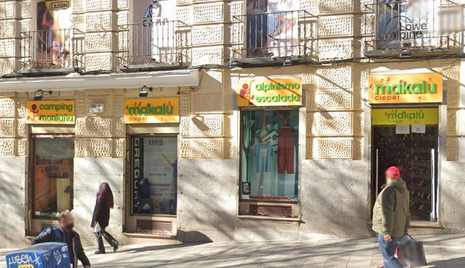 Una de las tiendas de artículos de montaña en la Ribera de Curtidores