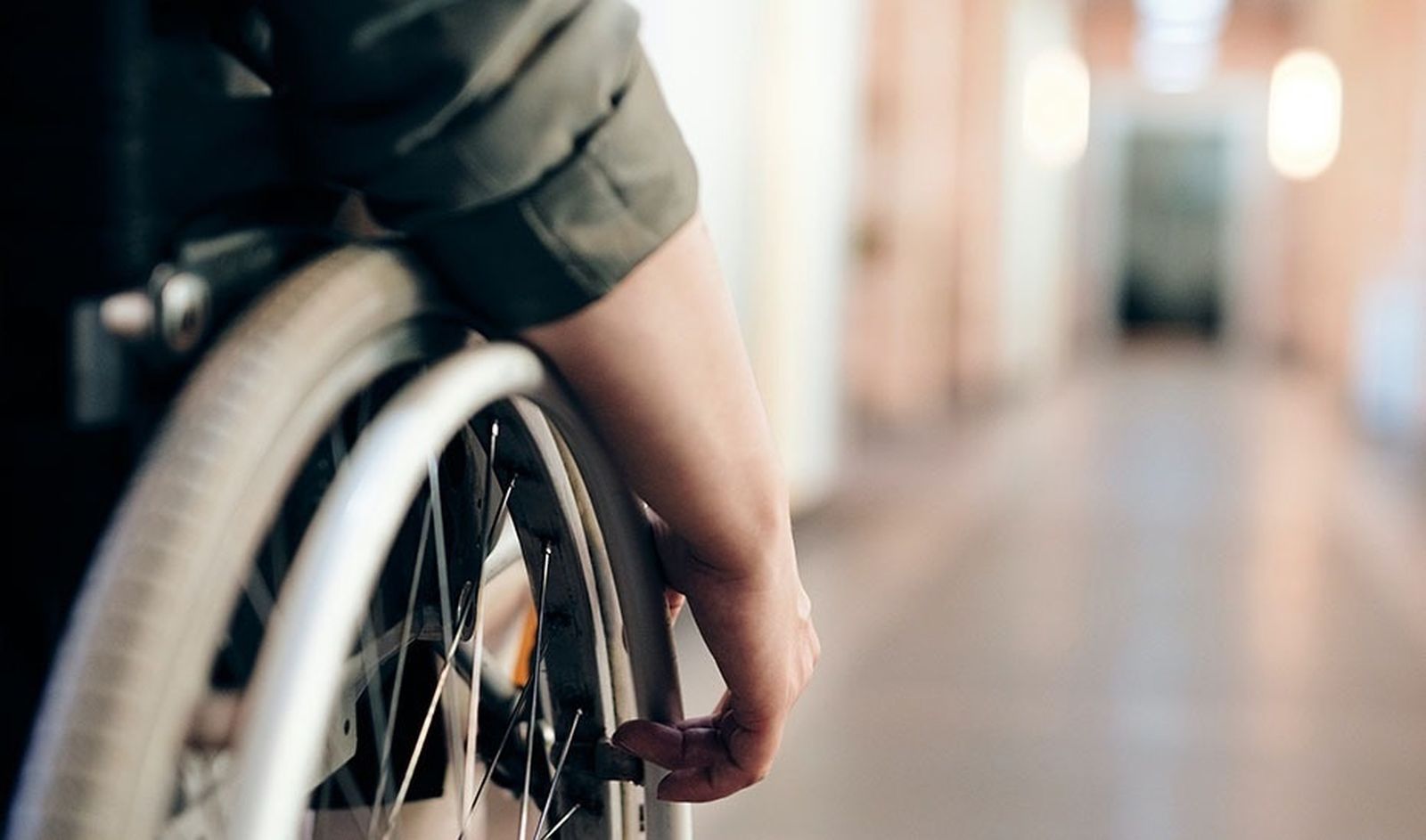 Un hombre en silla de ruedas