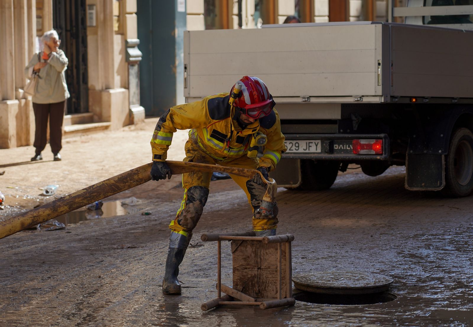 Un bombero trabaja en Valencia tras el paso de la DANA