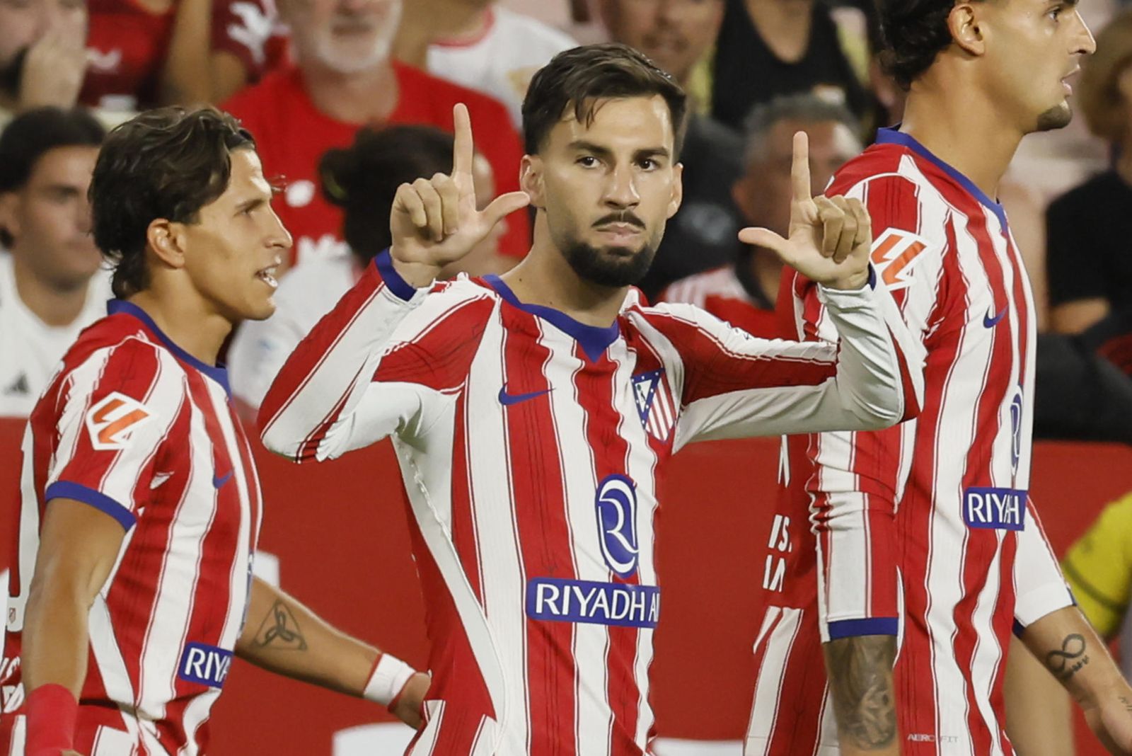 El delantero del Atlético de Madrid Alejandro Baena celebra su gol durante el partido de la tercera jornada de LaLiga entre Sevilla FC