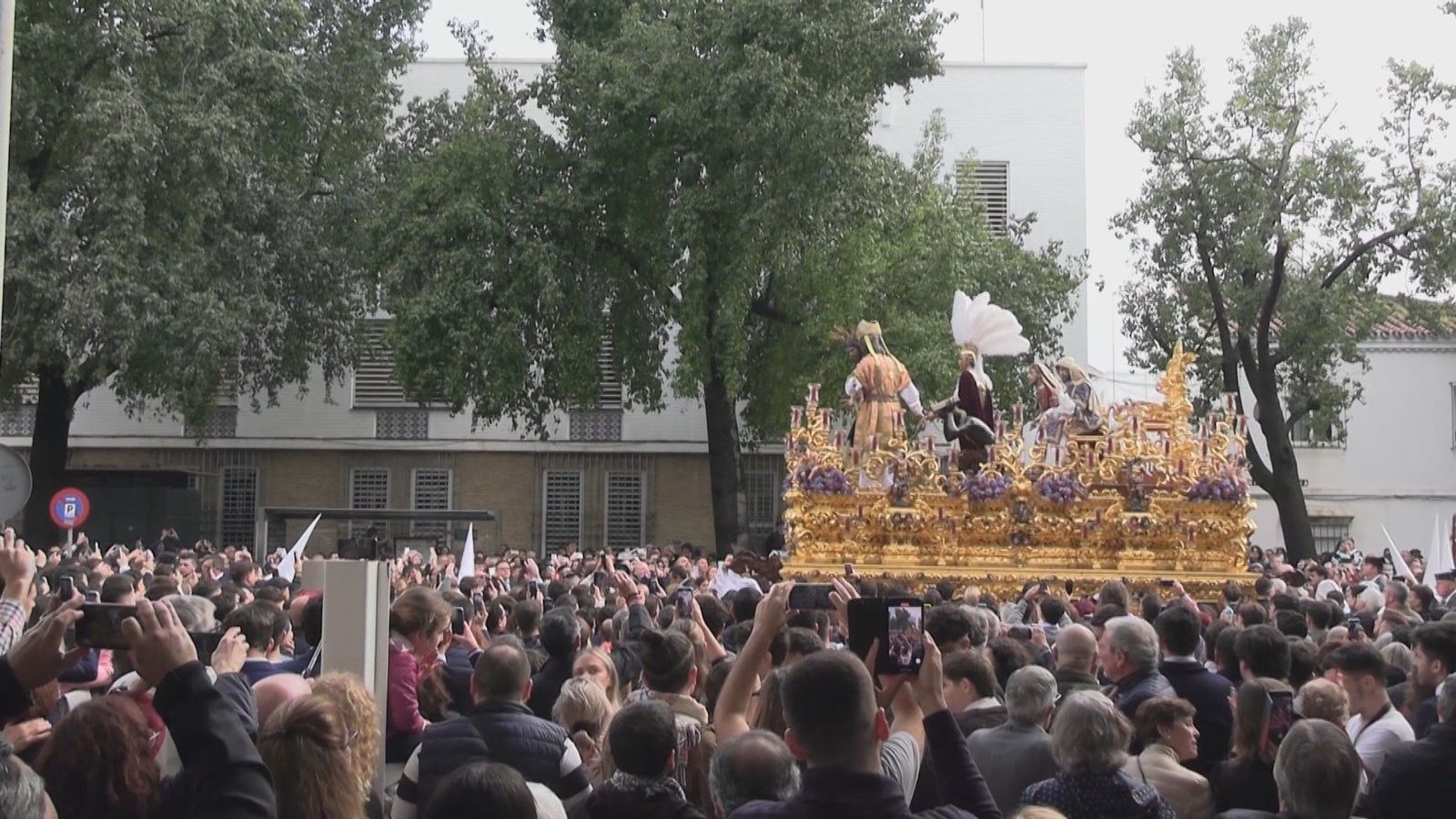 La lluvia da una tregua a las procesiones