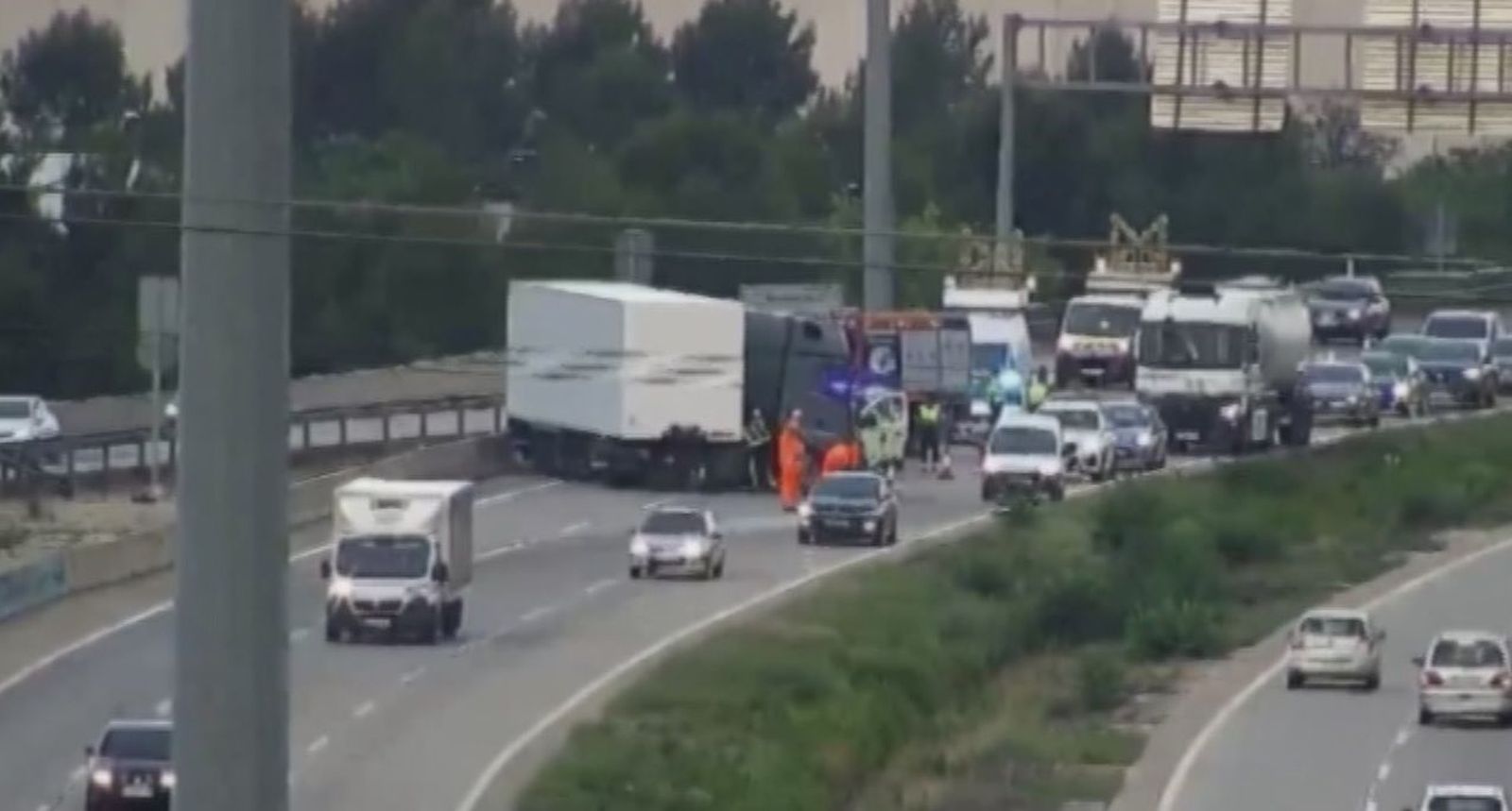 El vuelco de un camión provoca grandes retenciones en la M-50 a la altura de Getafe