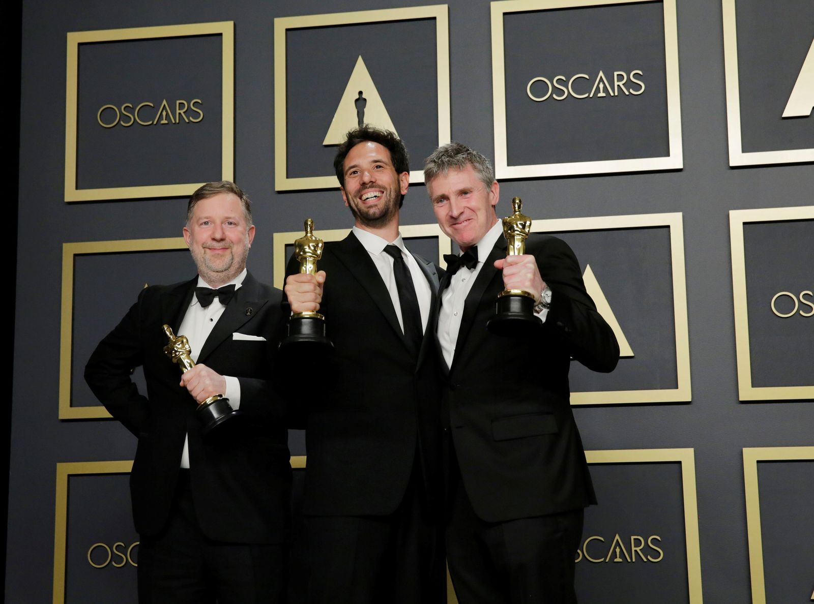 Guillaume Rocheron (c), Greg Butler (d) y Dominic Tuohy (i) posan con sus premios Oscar a Mejores Efectos Visuales por '1917'