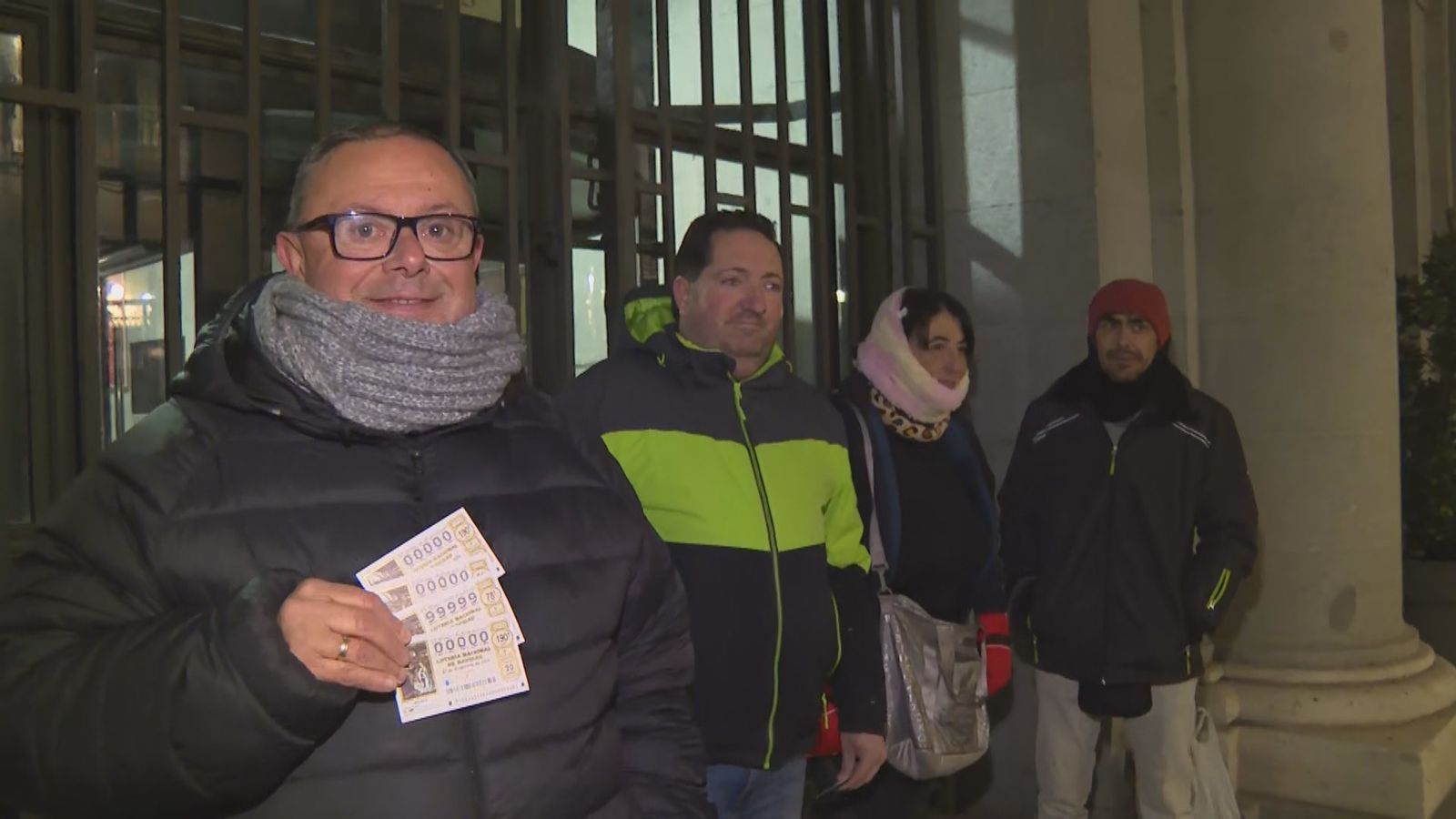 Los primeros de la fila para el sorteo de lotería navideño