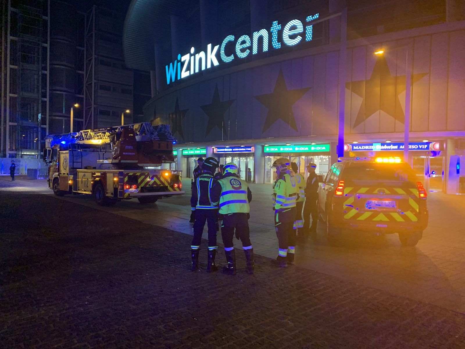 Bomberos y sanitarios en el exterior del Palacio de los Deportes de Madrid
