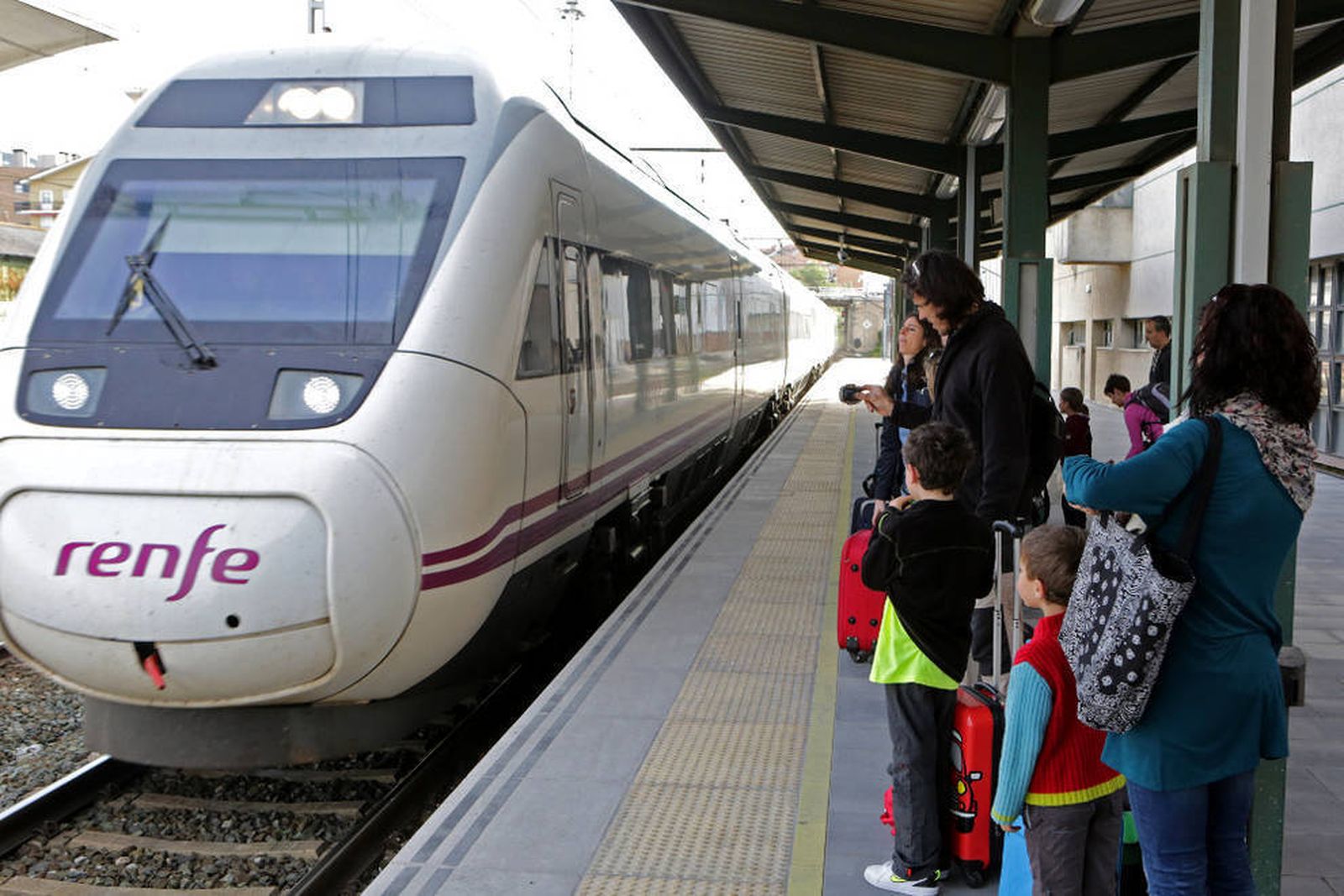 La normalidad retorna a Renfe: El Sindicato Ferroviario también desconvoca la huelga