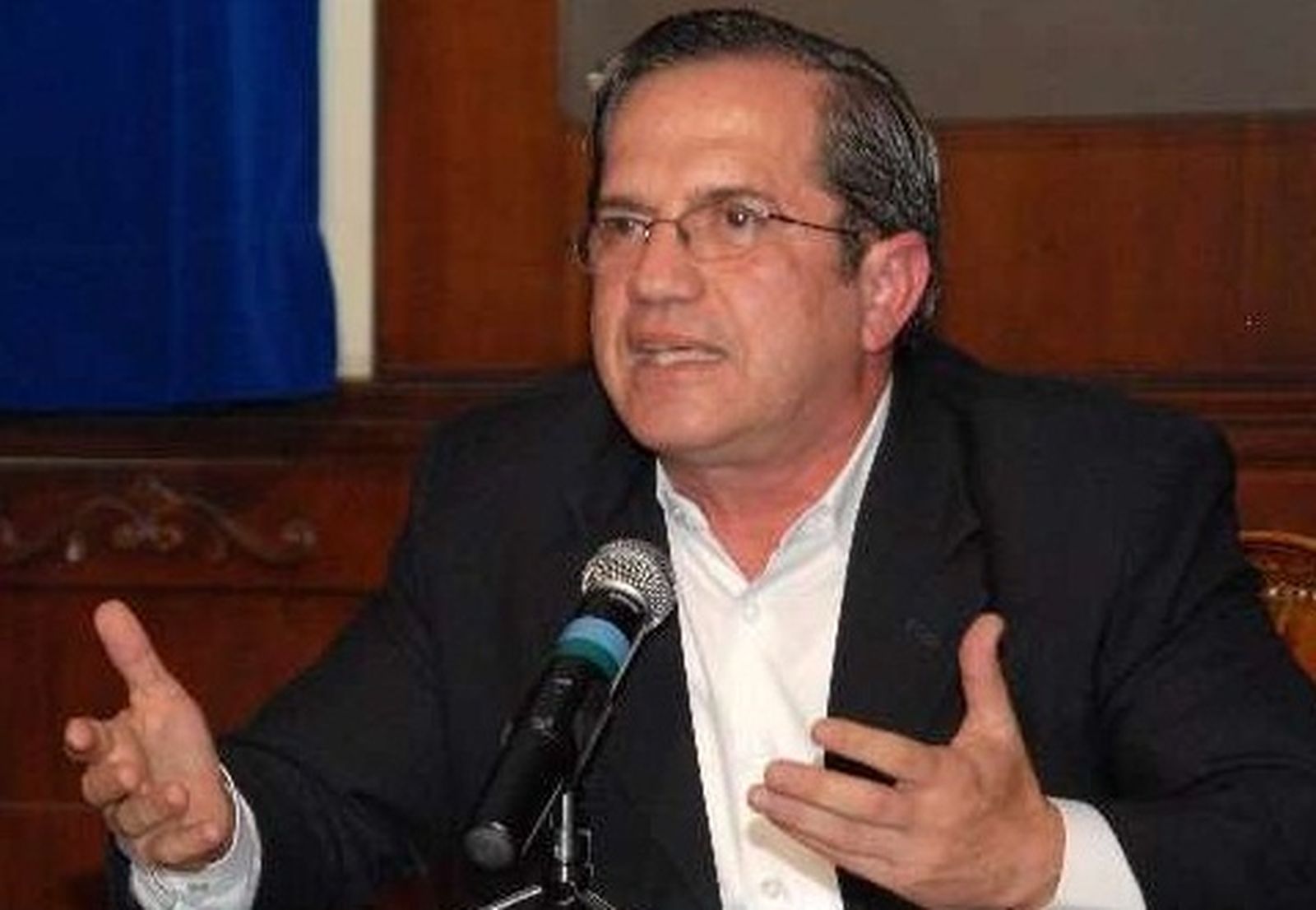 El canciller de Ecuador revela el hallazgo de un micro en la embajada en Londres