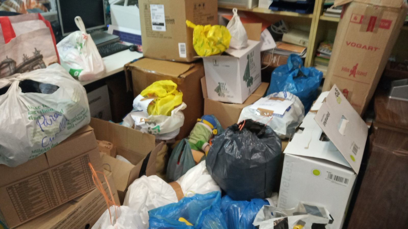 Cajas en el interior de uno de los locales vecinales