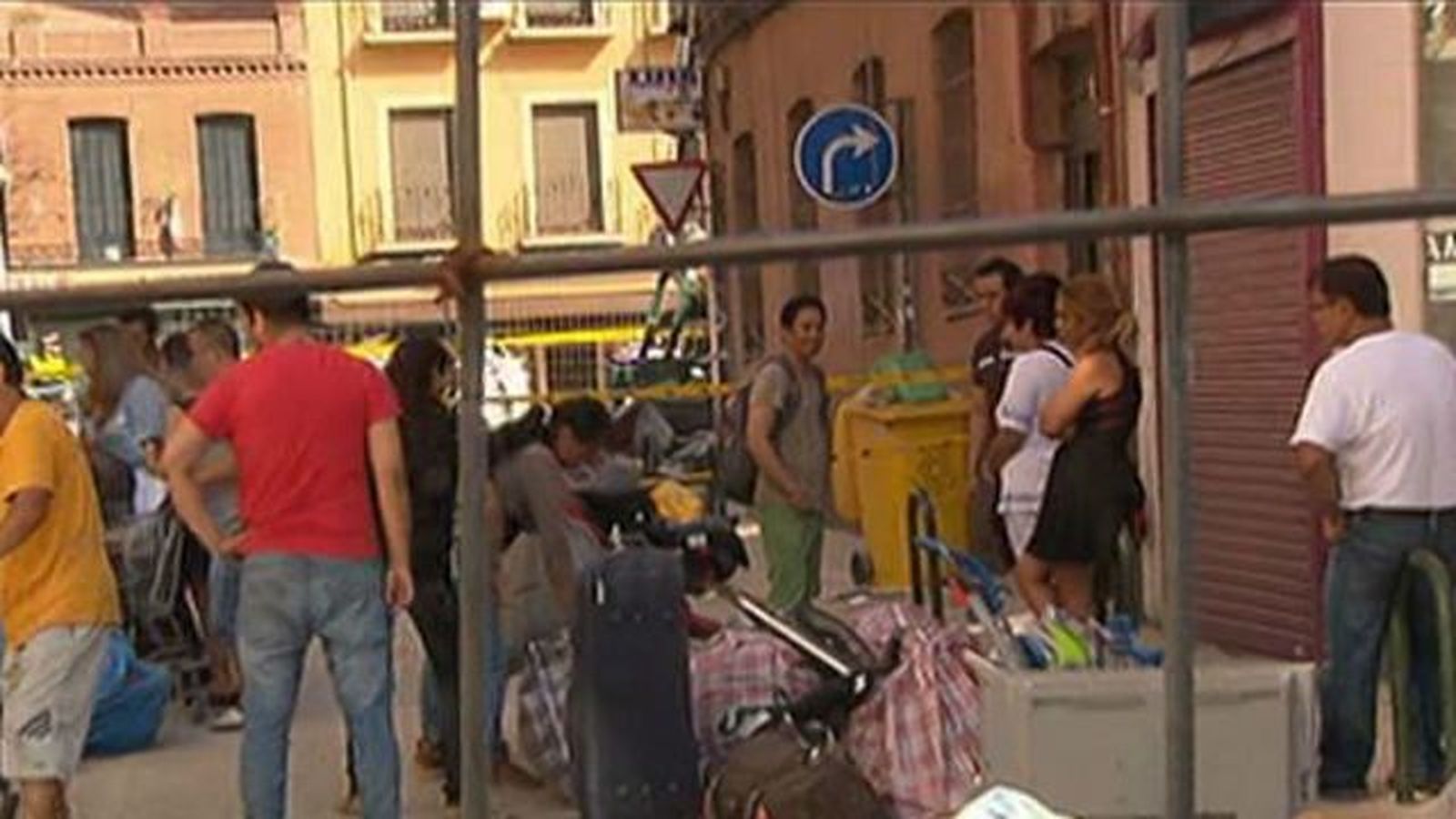Los vecinos regresan al edificio semiderruido de Tetuán para retirar objetos personales