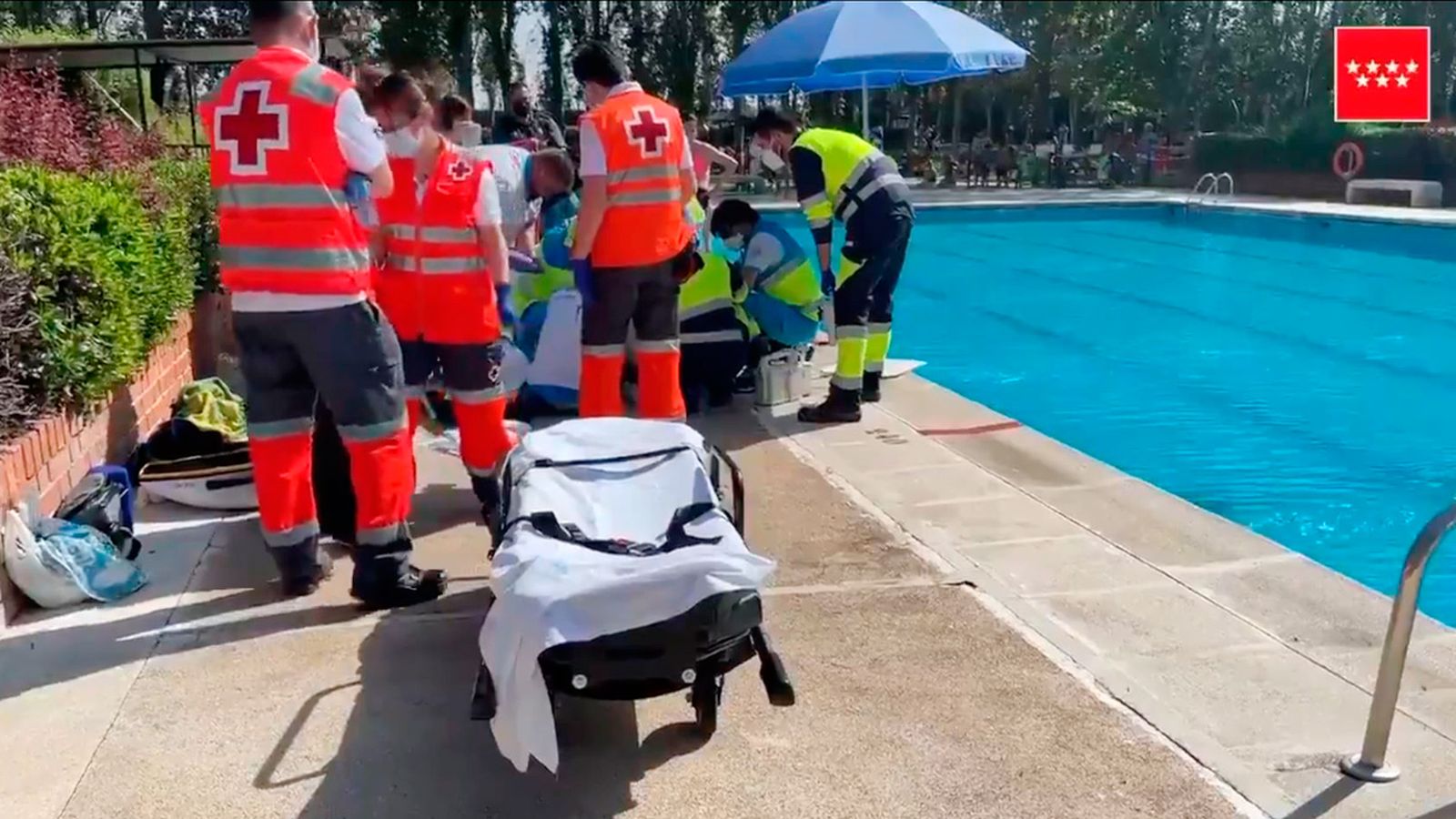 Socorristas y efectivos del Summa 112 intentan reanimar a un hombre con signos de hogamiento