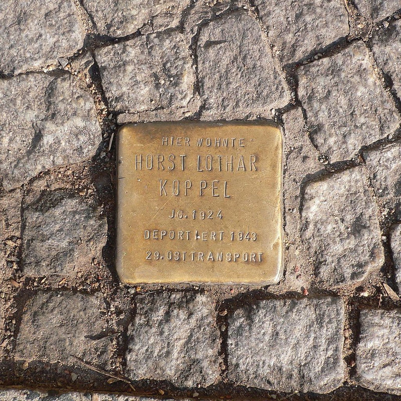 Adoquín de Kreuzberg (Berlín) en recuerdo a una víctima del nazismo (WIKIPEDIA)
