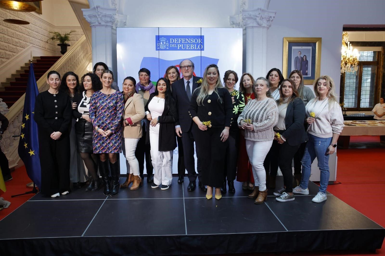 El defensor del Pueblo, Ángel Gabilondo, junto al grupo de mujeres reconocidas por esta institución