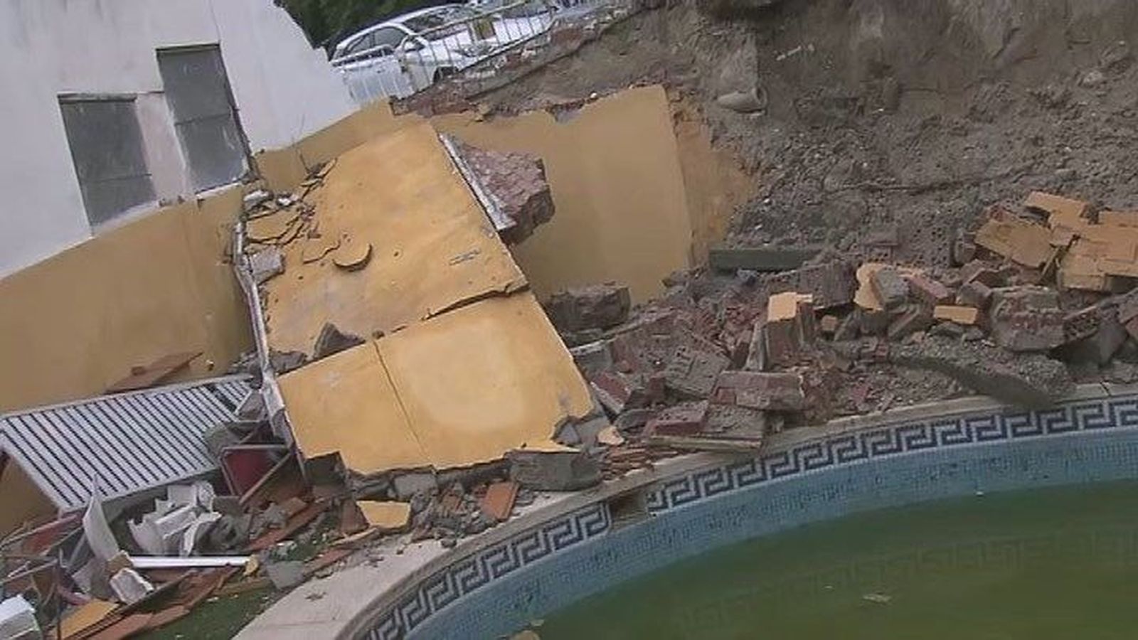 Se le cae la calle, con acera incluida, encima de la piscina de su casa en Paracuellos