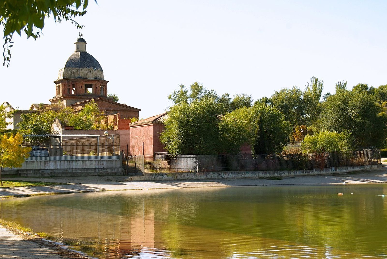 Vista del estanque del parque de Pradolongo y de la iglesia Maris Stella