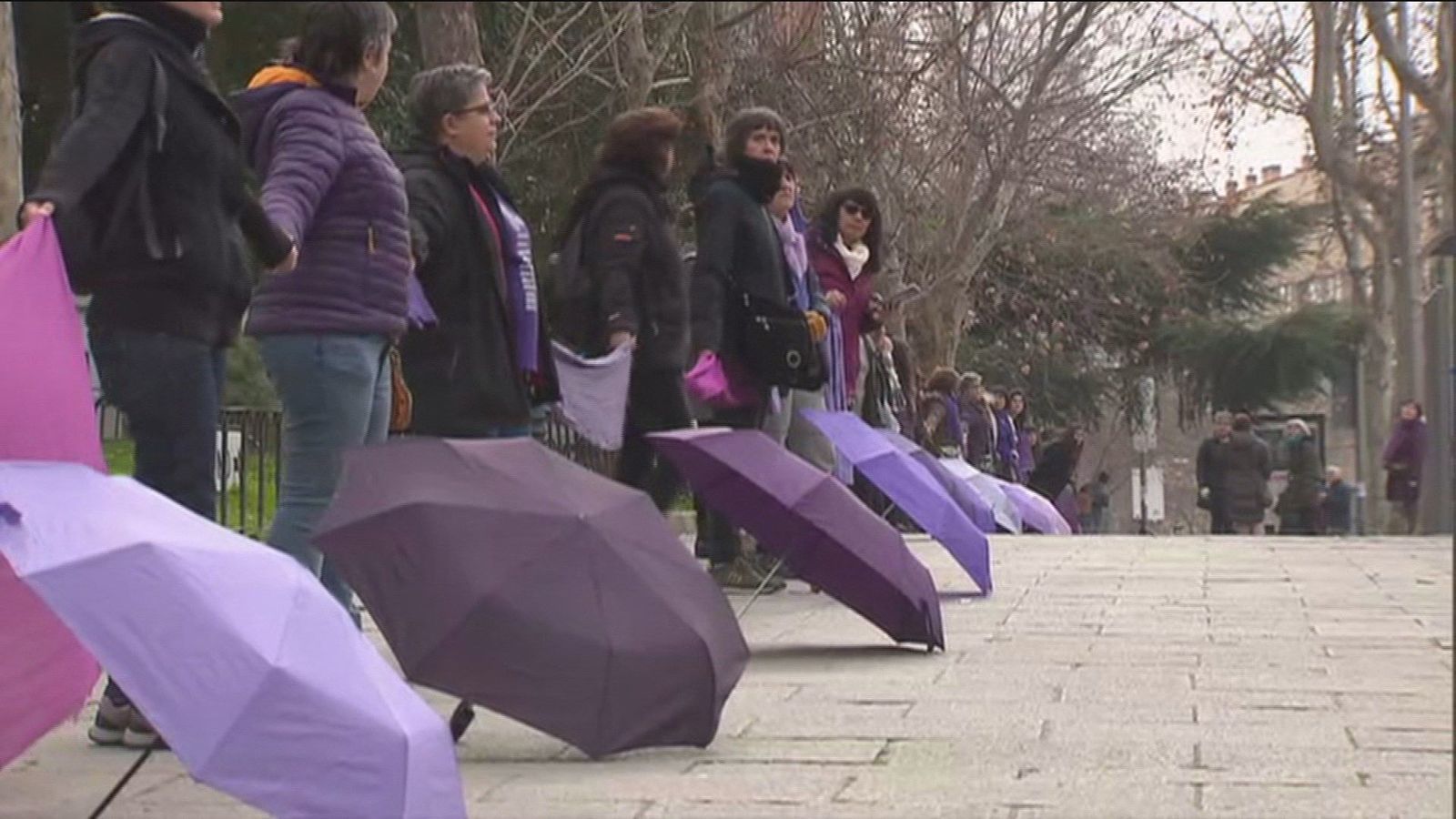Miles de mujeres crean en Madrid una cadena feminista a un mes del 8M