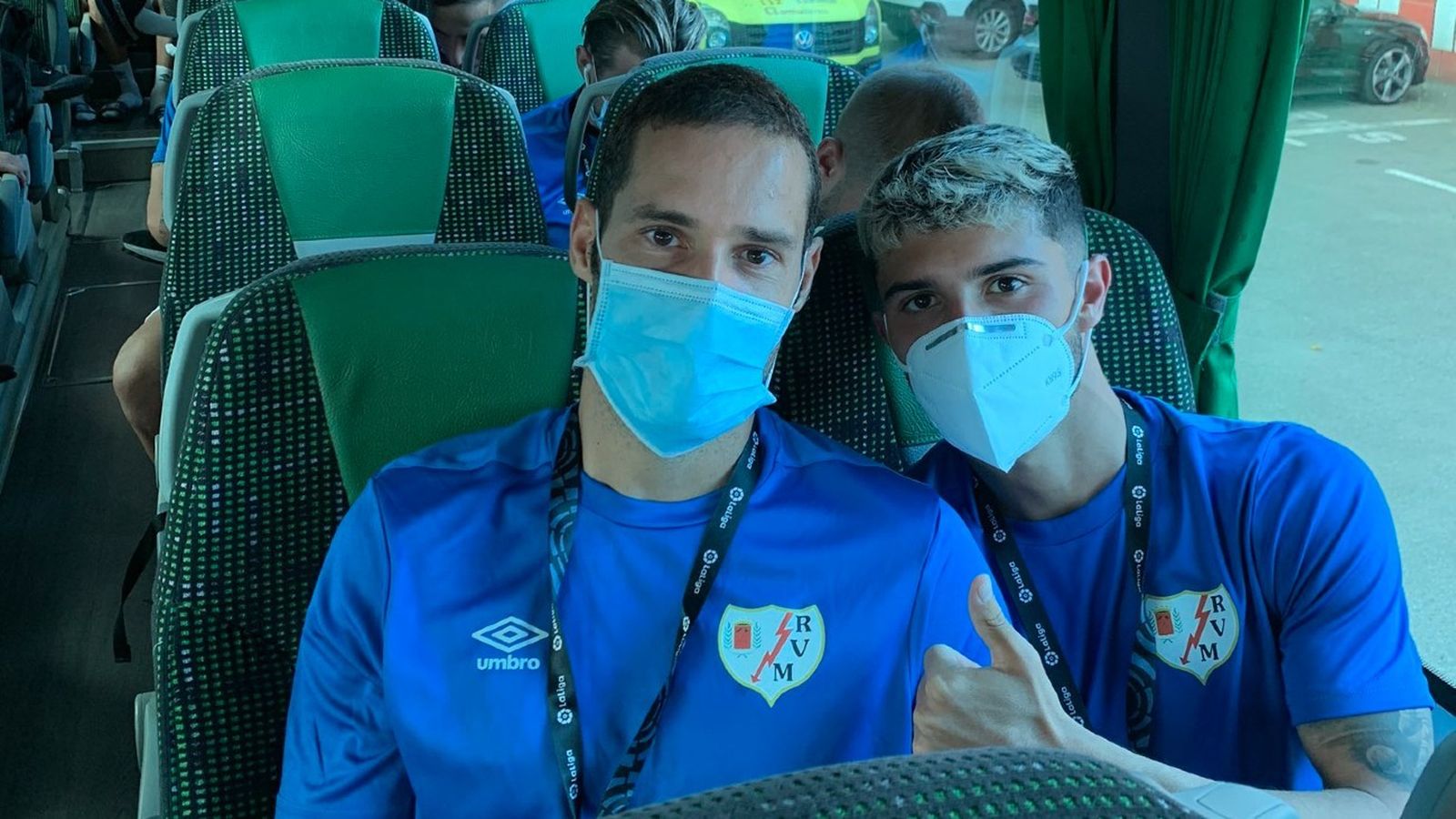Jugadores del Rayo en el autocar del equipo