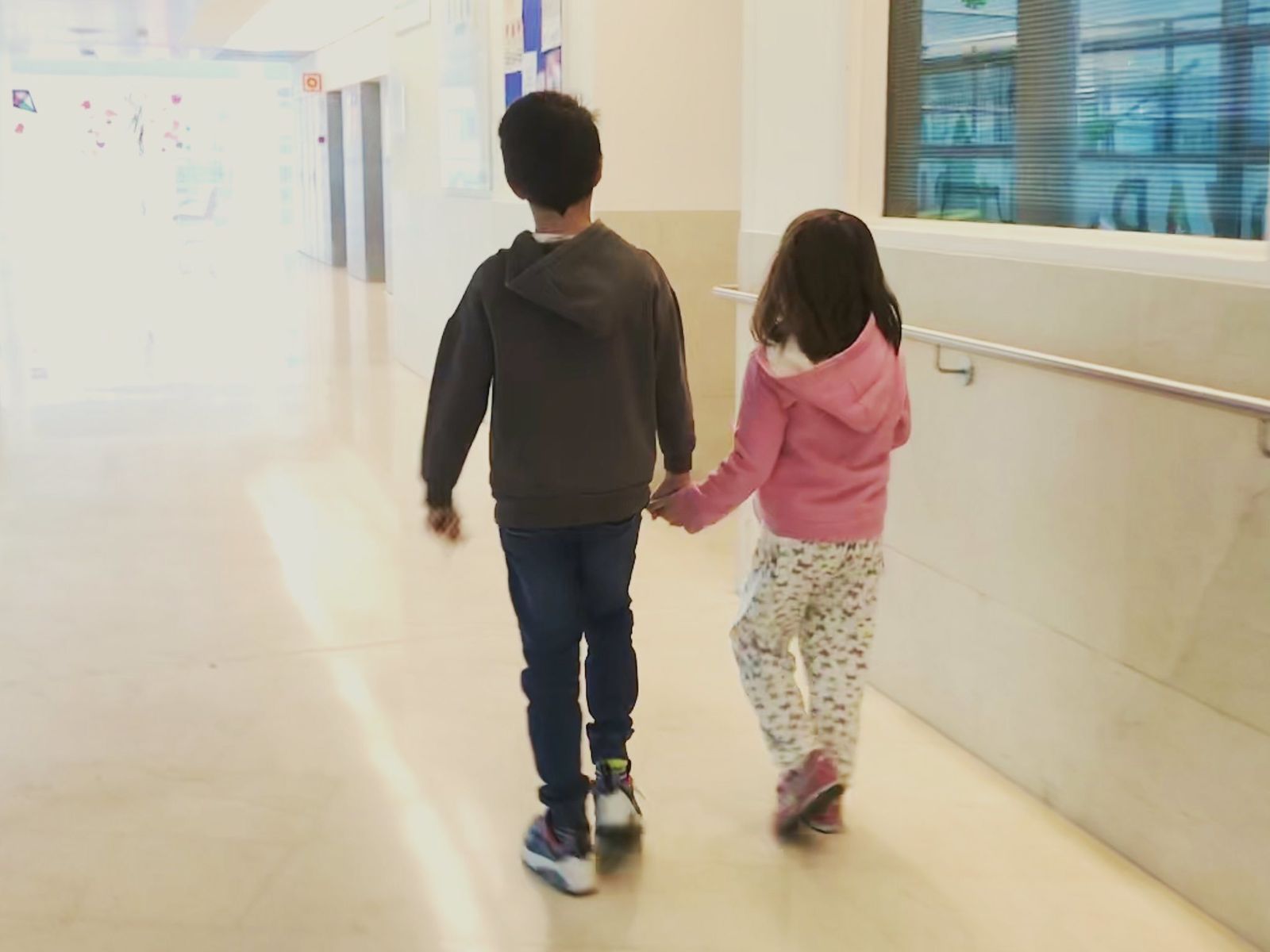 La hija de Hatem Khraiche con su hermano mayor a la salida del hospital