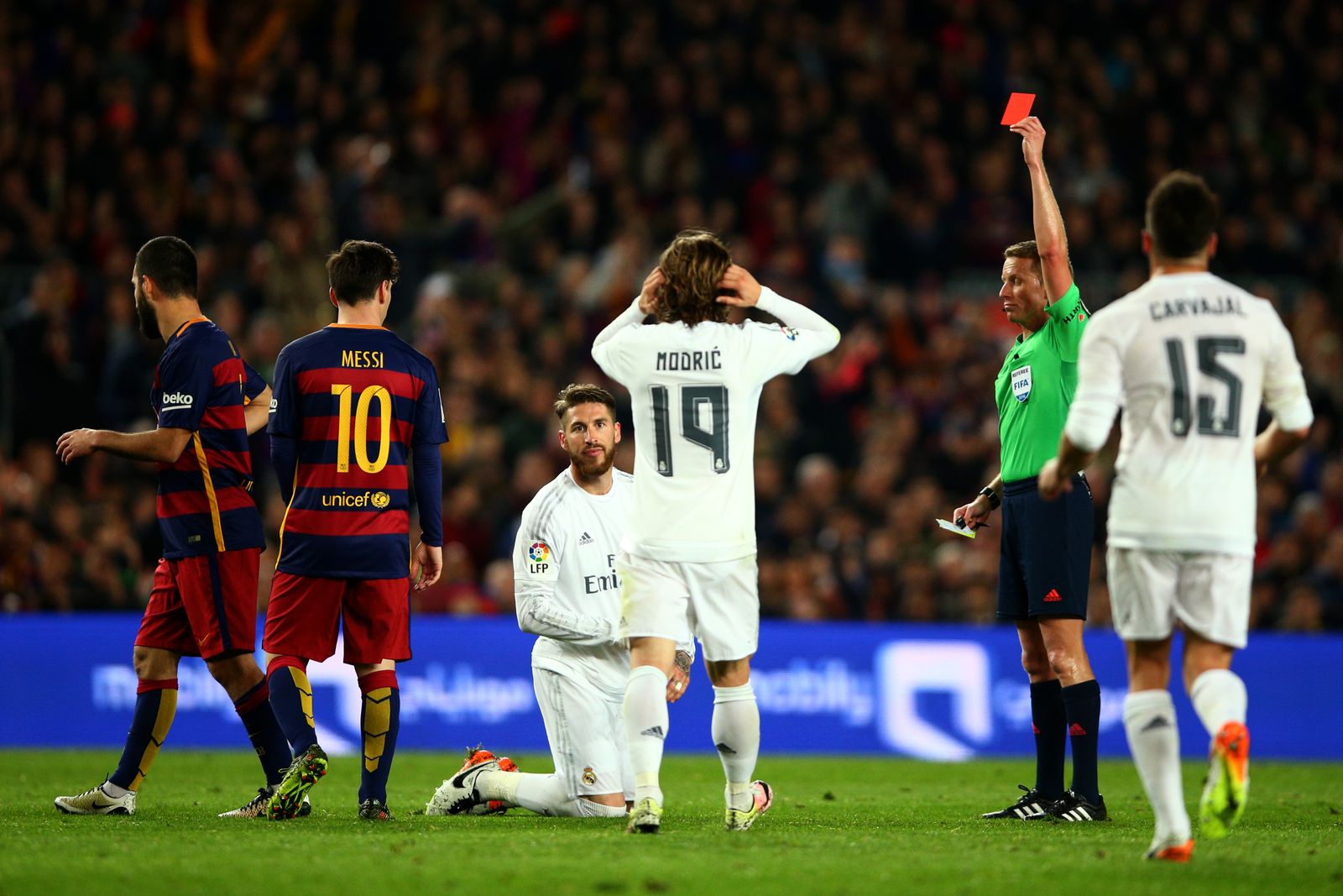 Sergio Ramos ve la tarjeta roja ante el Barcelona