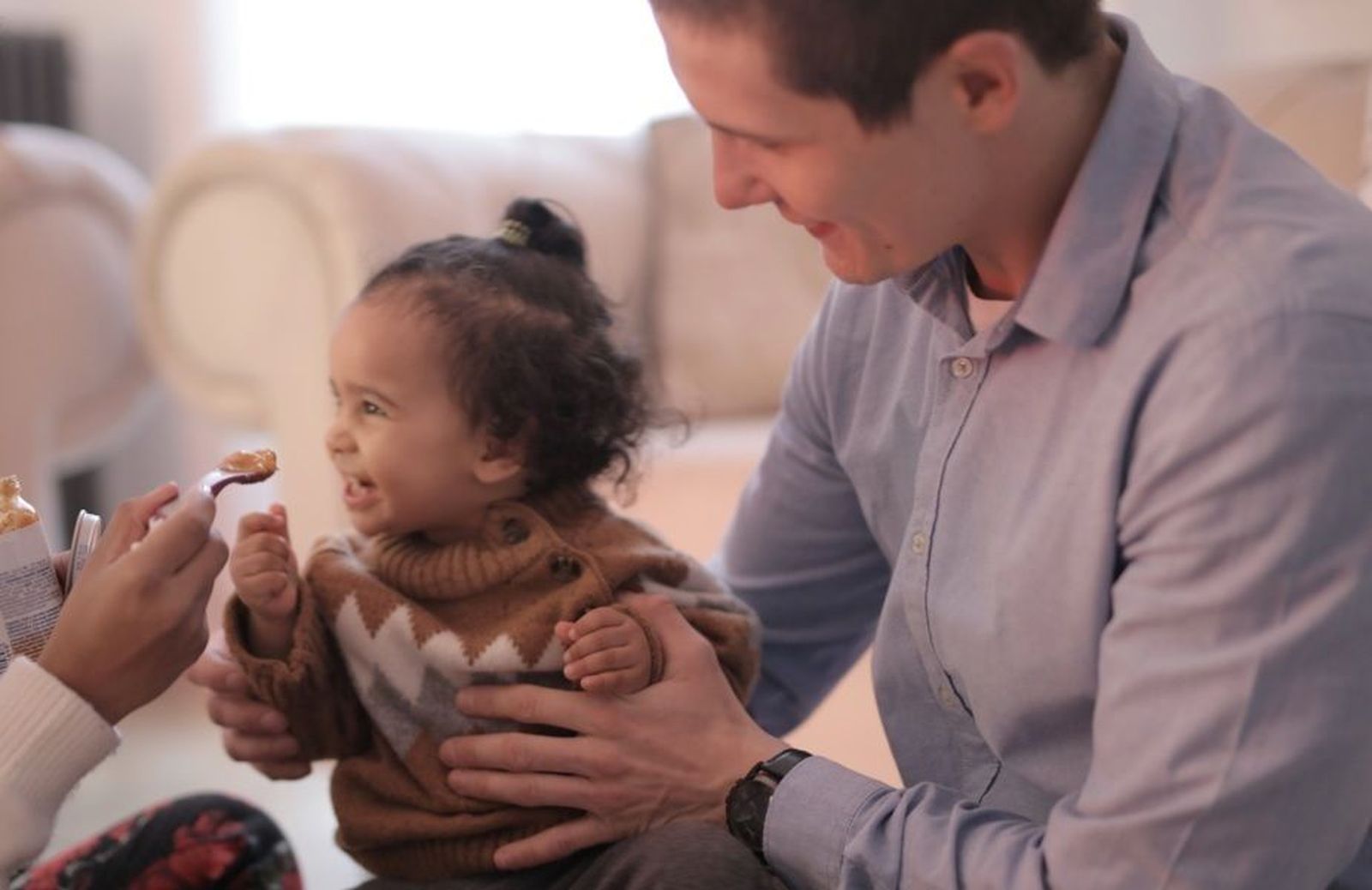 La Comunidad amplía las ayudas a familias acogedoras con hasta 5.000 euros anuales por niño