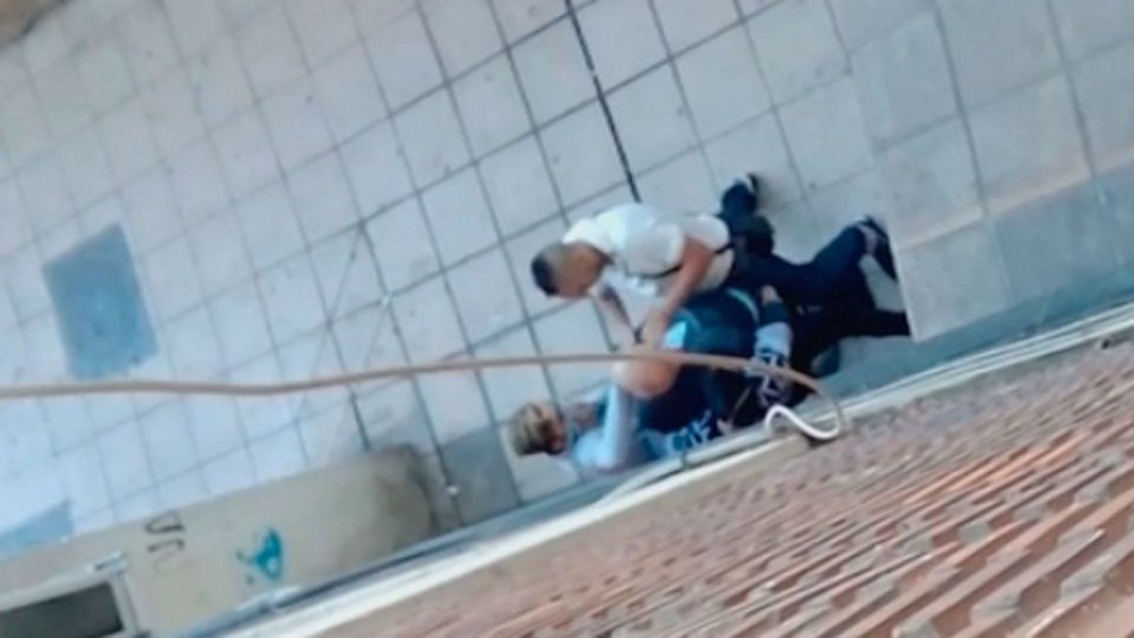 Así asaltan y roban a una persona mayor en plena calle