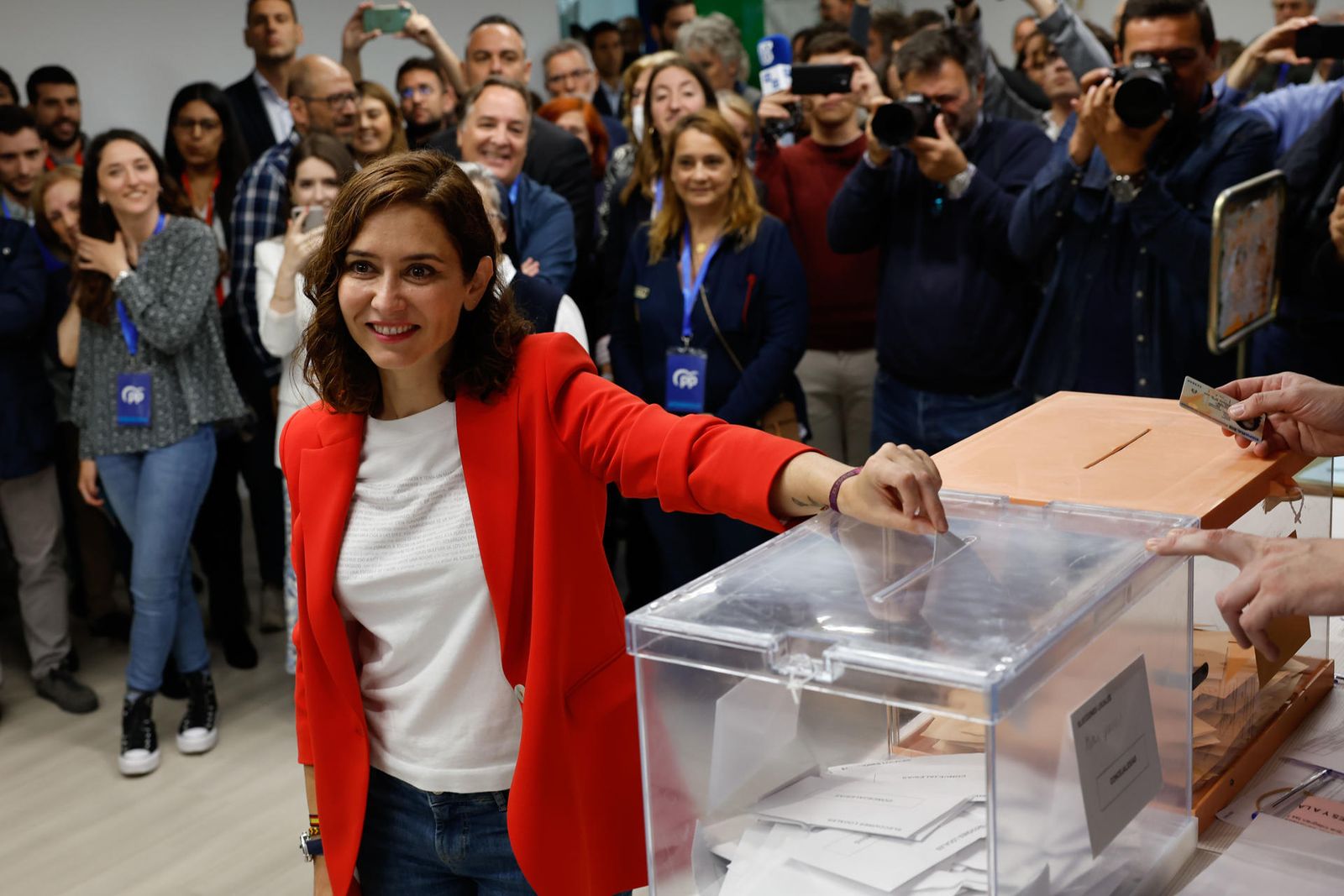 Los candidatos votan,