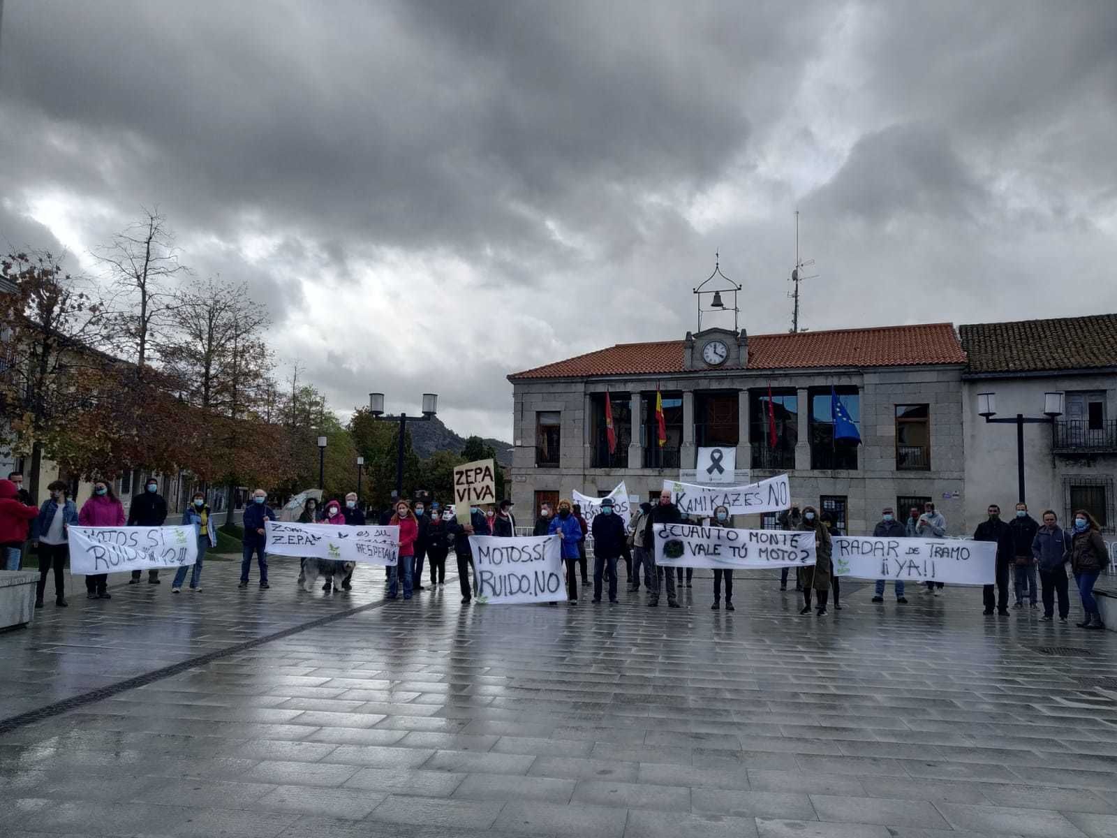 Vecinos de la Sierra Oeste de Madrid durante la protesta frente al Ayuntamiento de Robledo de Chavela