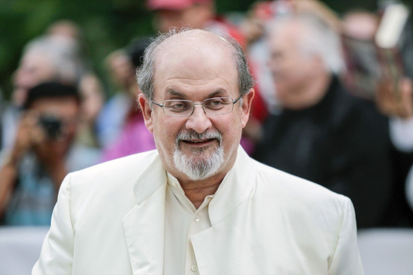 Salman Rushdie lucha por su vida y su agresor es acusado de intento de asesinato