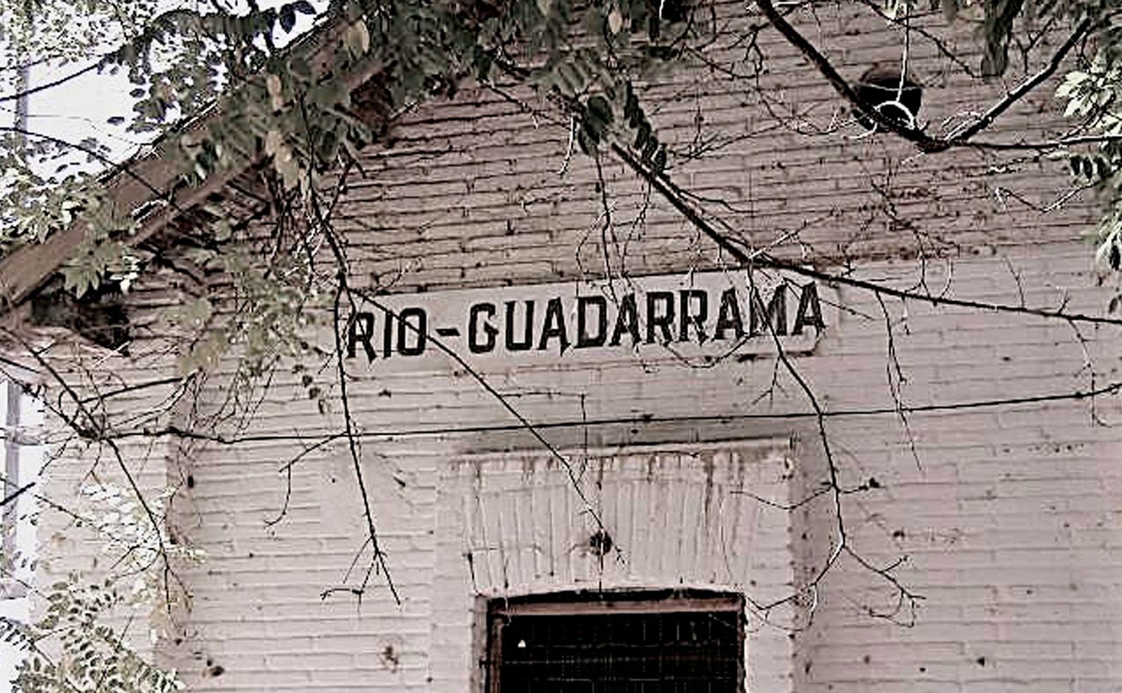 Estación Río Guadarrama, en la línea abandonada de Madrid a Almorox (Toledo)