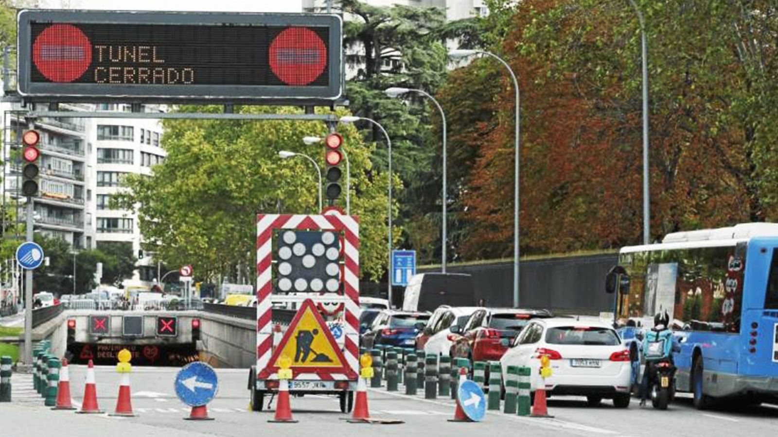 El tráfico se complica en Madrid con los cortes en la calle Bailén y en varios túneles del centro