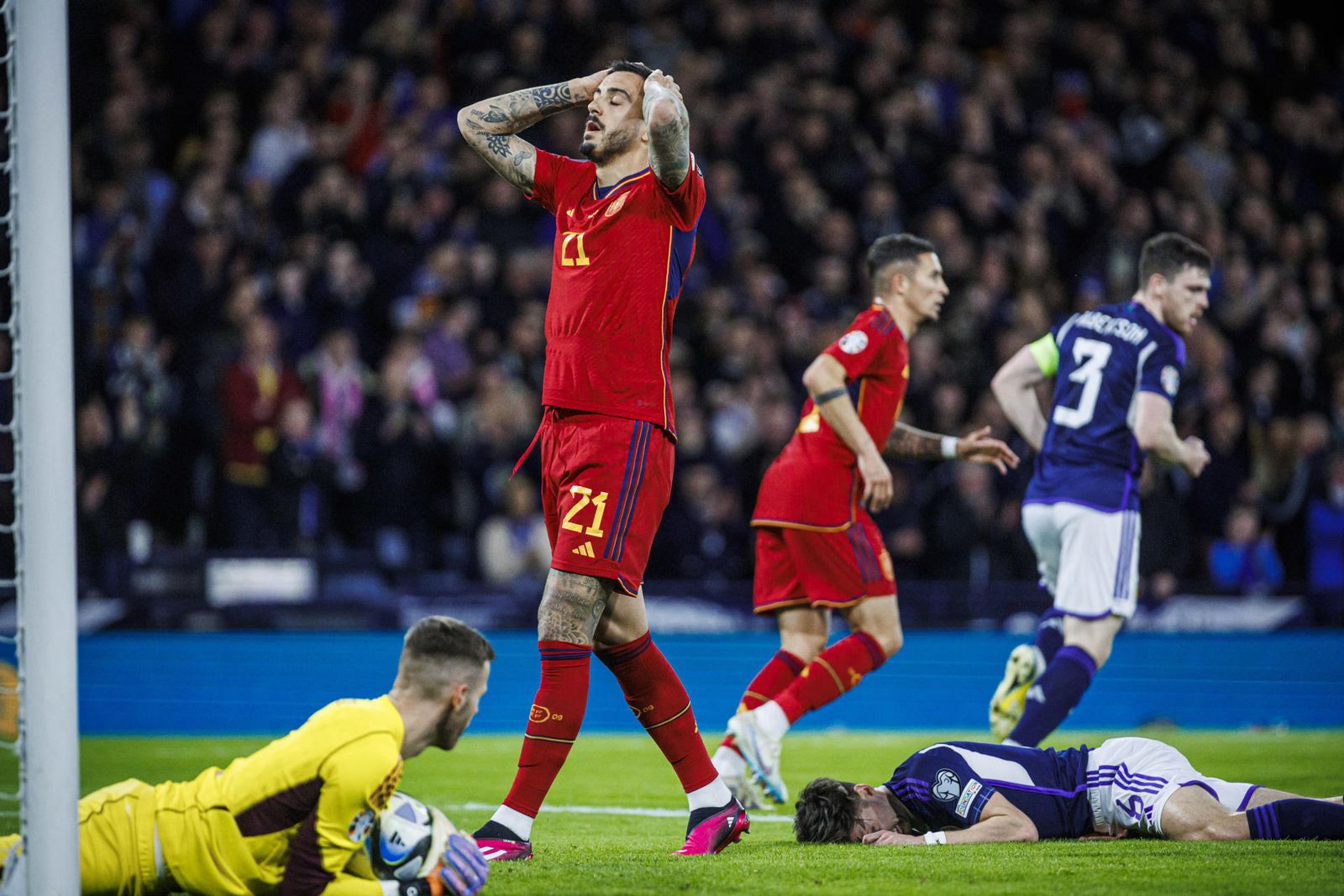 El delantero de la selección española Joselu se lamenta de una ocasión fallada durante el partido de Clasificación para la Eurocopa 2024 ante Escocia