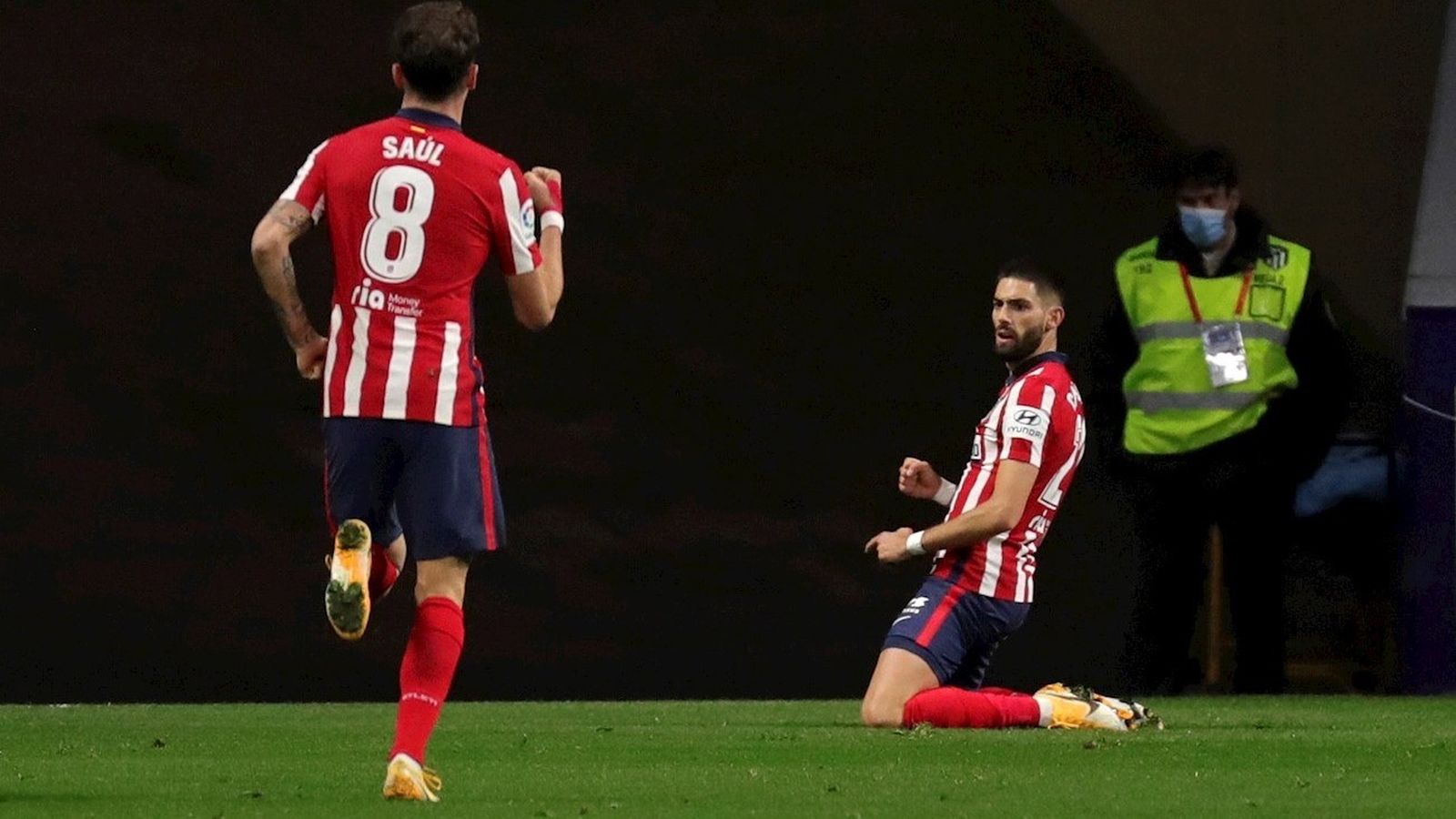 Saúl y Carrasco celebran el gol ante el Barcelona