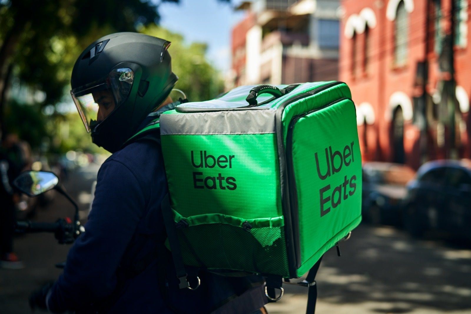 Un repartidor de Uber Eats en moto