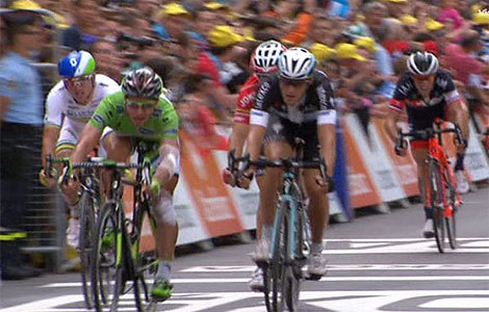 Matteo Trentin (dcha) se impuso de forma muy justa a Peter Sagan