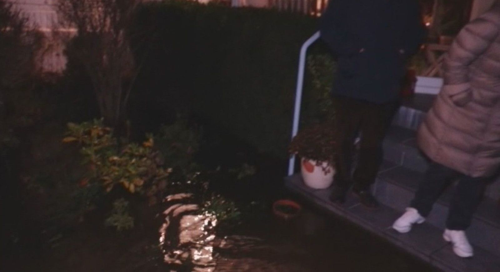 El desbordamiento de un arroyo inunda una urbanización en Rascafría