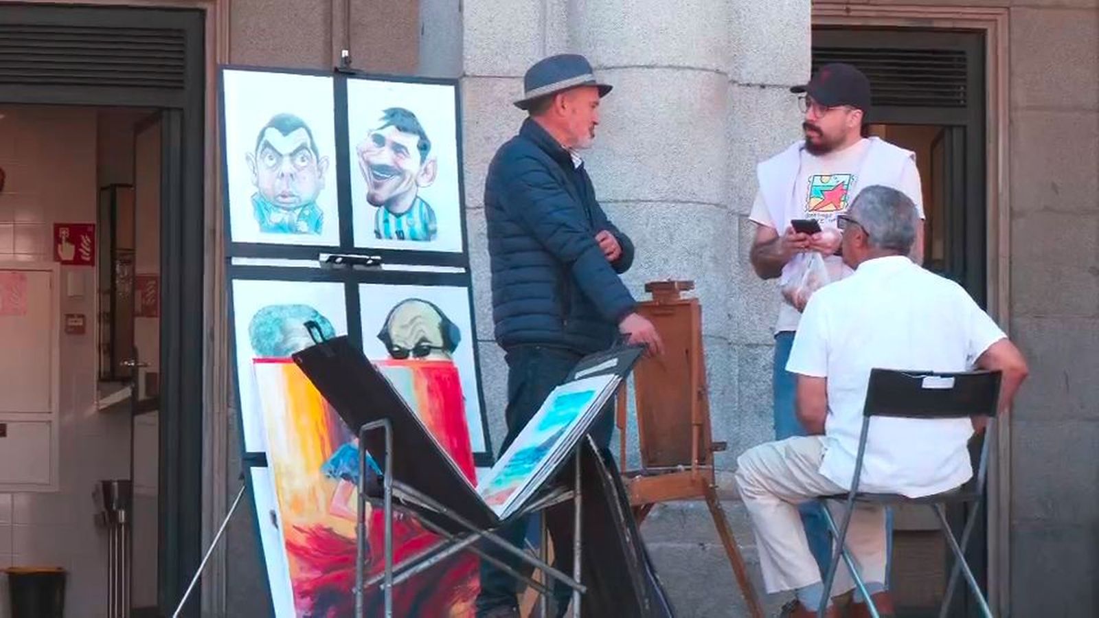 Madrid sortea cinco plazas para pintores en la Plaza Mayor: seis aspirantes para solo cinco puestos