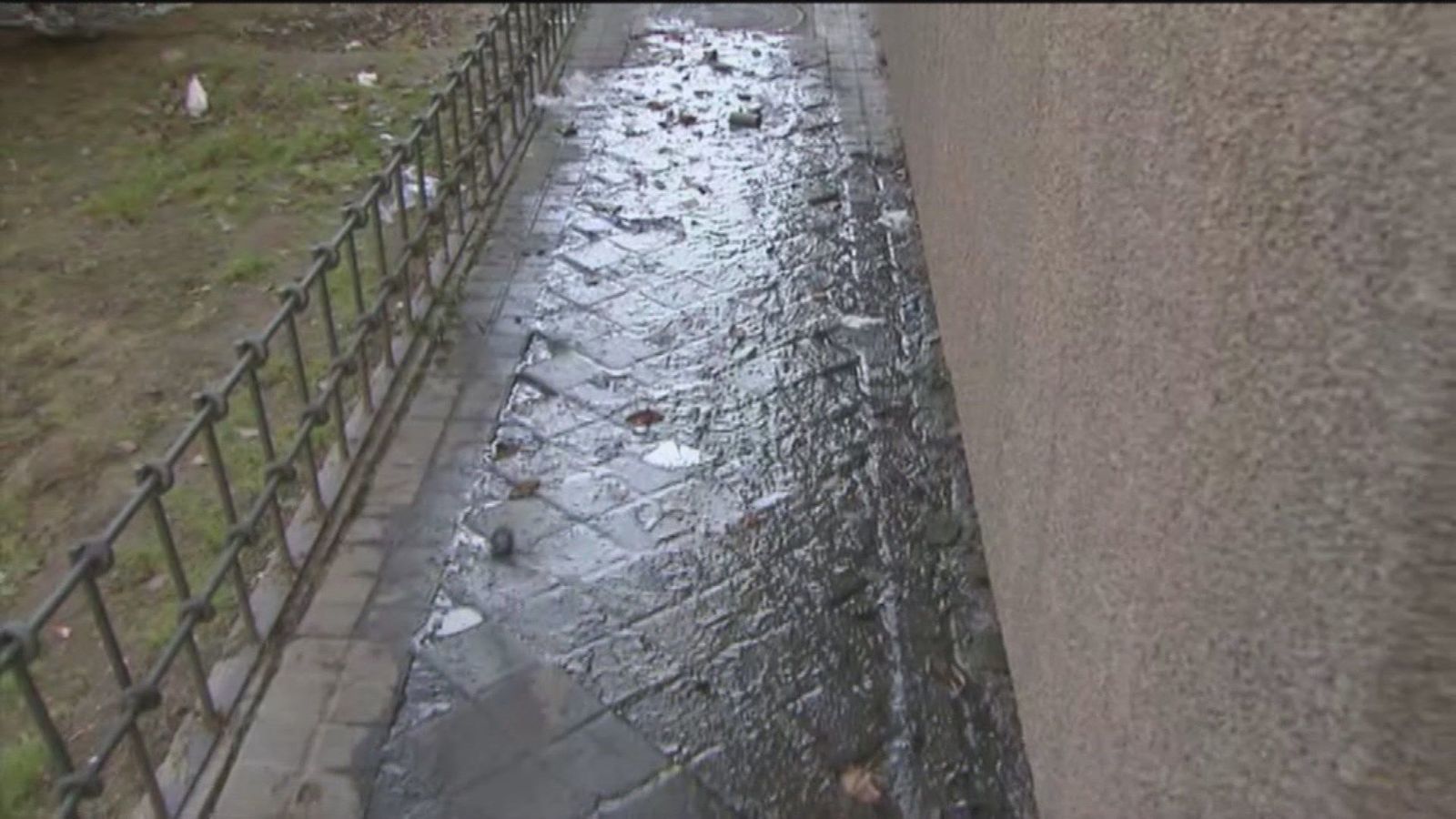 La rotura de una alcantarilla anega de heces desde noviembre una calle en Puerta del Angel