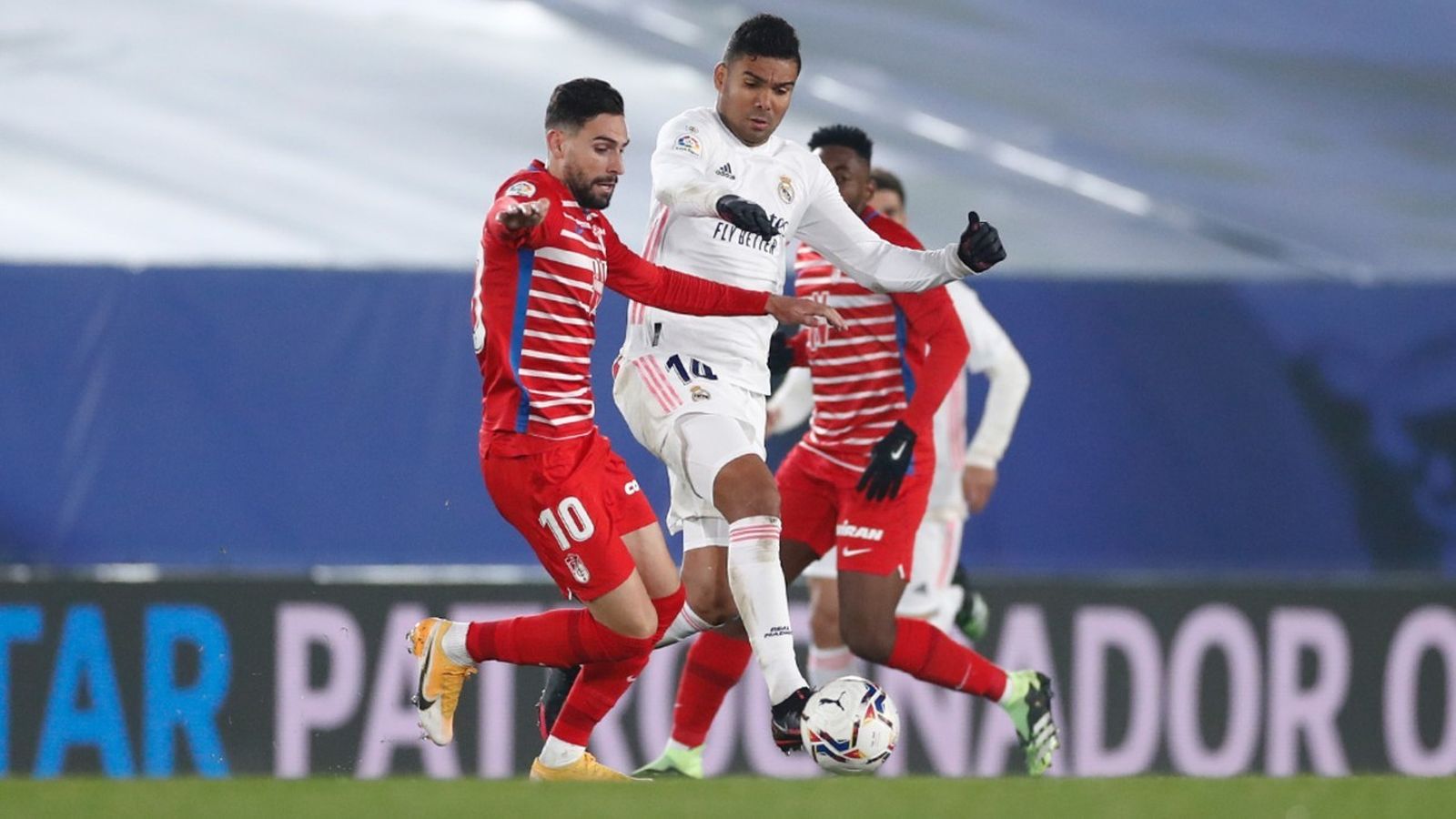 Casemiro ante el Granada