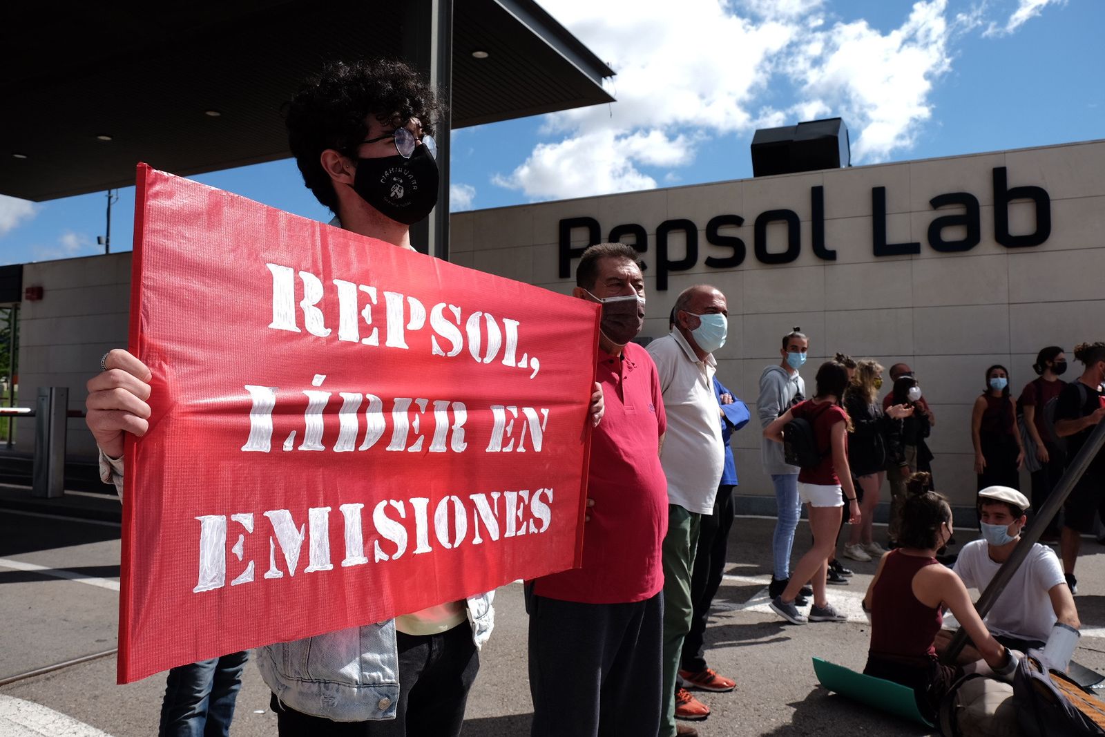Activistas de Rebelión por el Clima frente a las instalaciones de Repsol en Móstoles