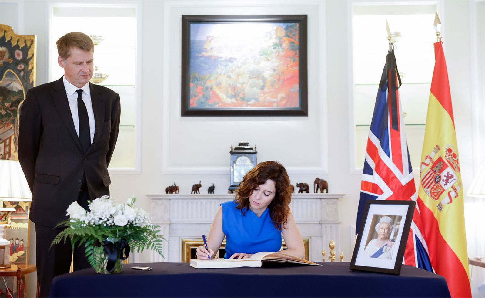 Díaz Ayuso traslada sus condolencias al embajador  de Reino Unido en España por la muerte de Isabel II