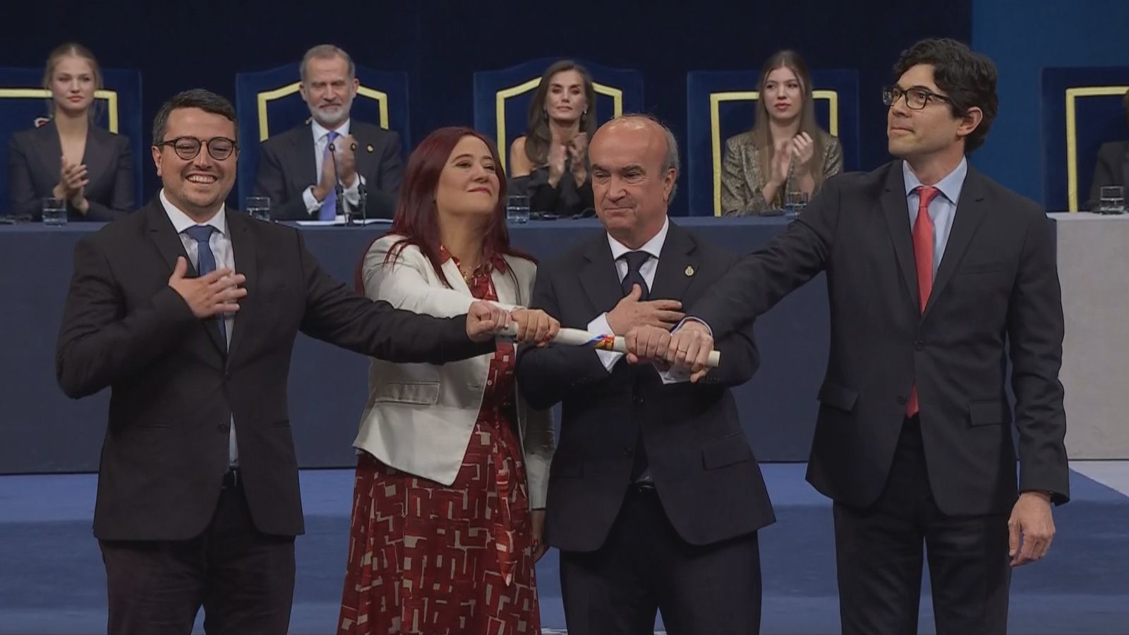 Los encargadso de recoger el premio otorgado a la OEI