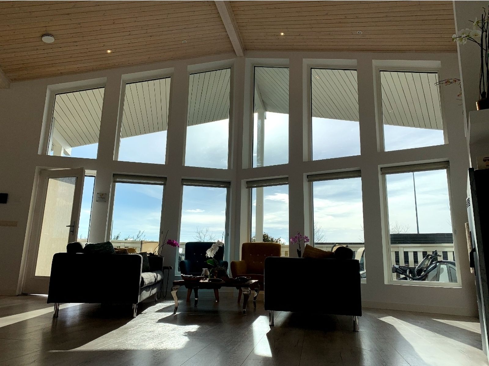 Desde el salón, unos enormes ventanales inundan toda la casa de luz. Esto también contribuye a su eficiencia energética. La casa, además, es domótica.