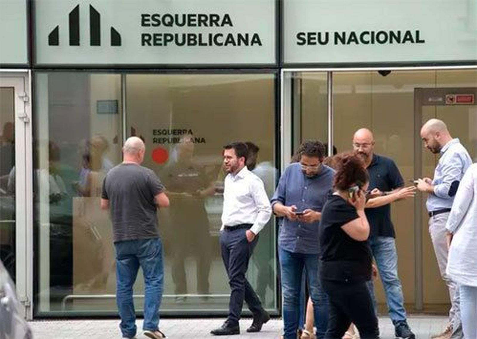 El PSC y ERC acuerdan salir del régimen común y recaudar el 100% de impuestos para investir a Illa