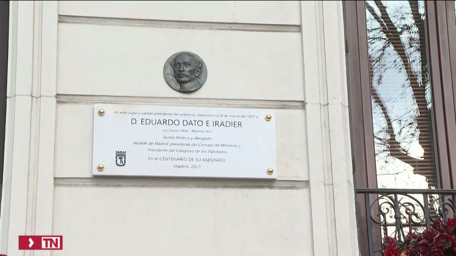 Placa por Eduardo Dato en la plaza de la Independiencia