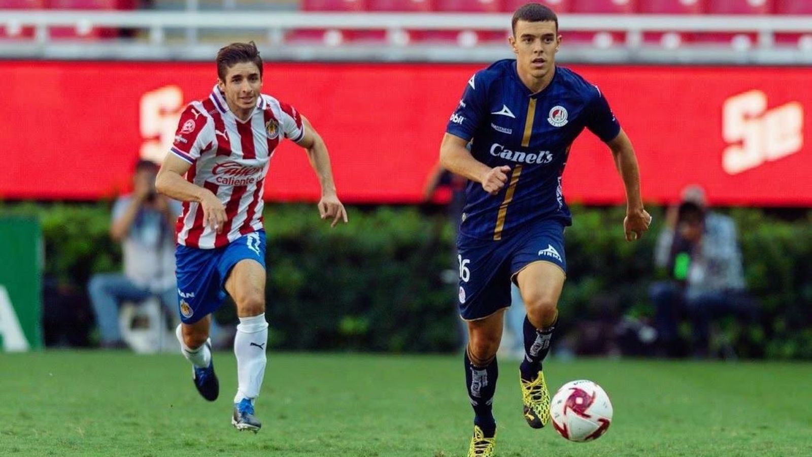 Kike López, de azul