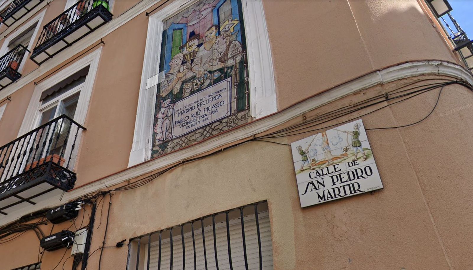 Placa en la casa de Picasso de la calle San Pedro Mártir 5, cerca de Tirso de Molina