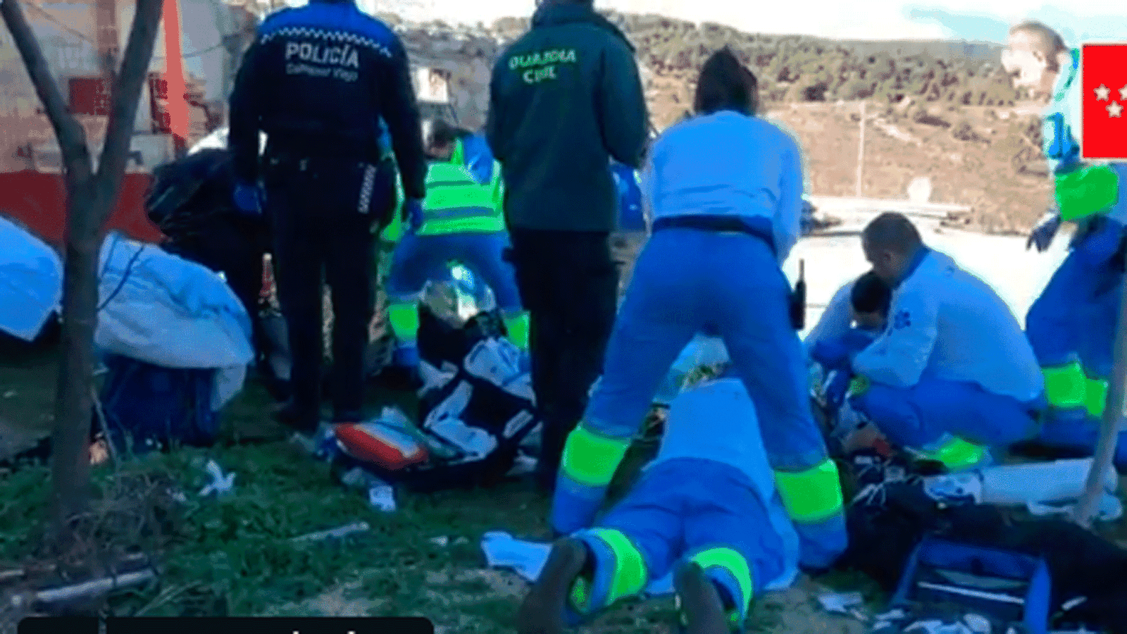 Efectivos del Samur y Emergencias intentan reanimar a los jóvenes intoxicados en Colmenar Viejo